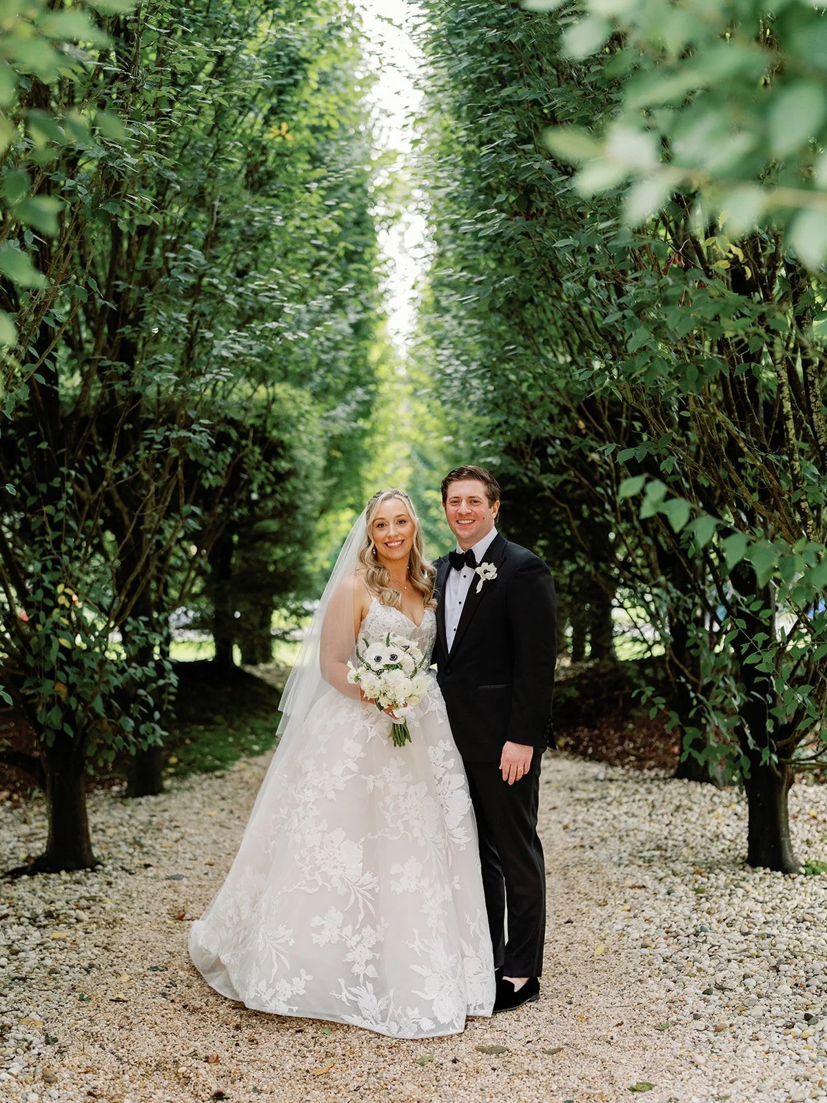 longhouse-reserve-wedding-couple-in-allee-01.jpg