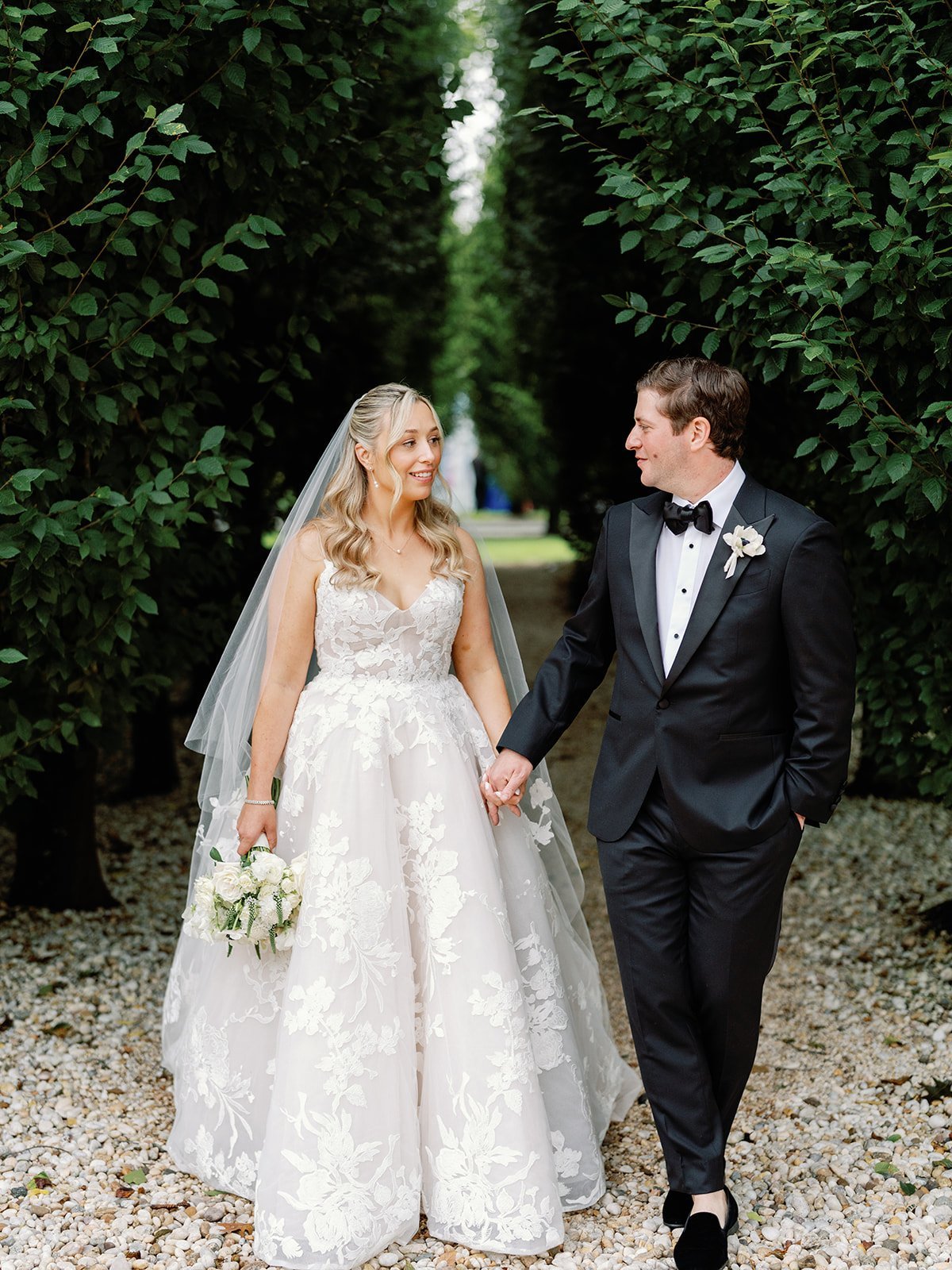 longhouse-reserve-wedding-couple-walking-allee-04.jpg