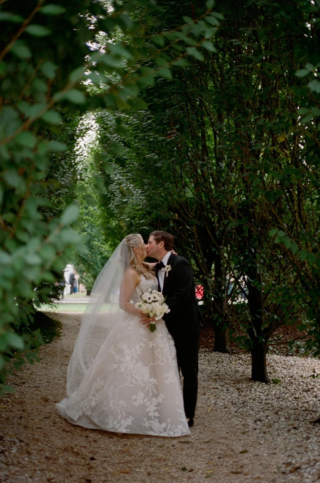 longhouse-reserve-wedding-kiss-in-allee-29.jpg
