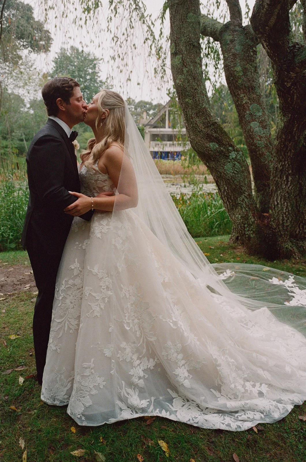 longhouse-reserve-wedding-kiss-under-old-tree-35.jpg