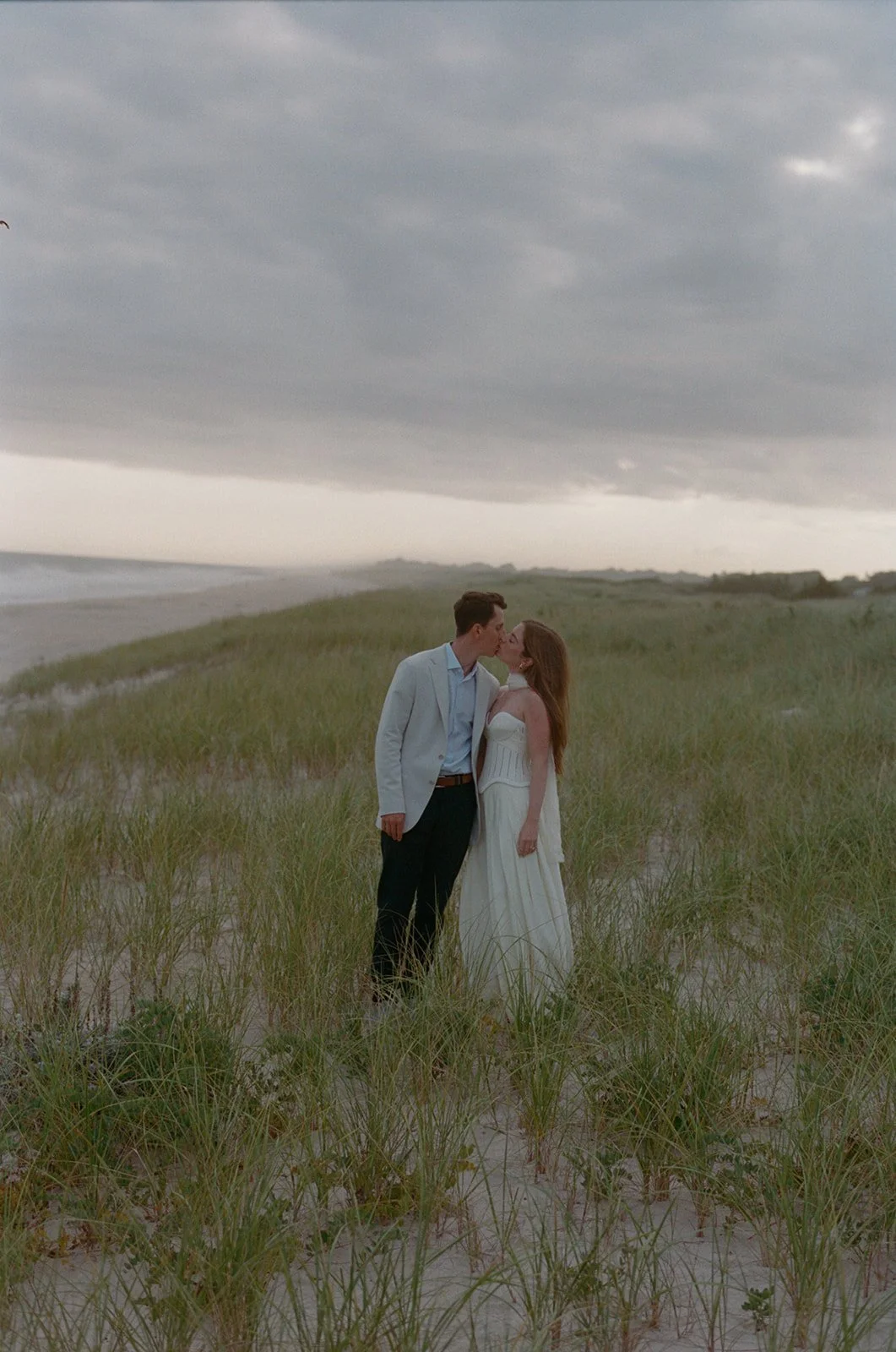 maidstone-club-wedding-venue-couple-kiss-dune-grass-05.jpg