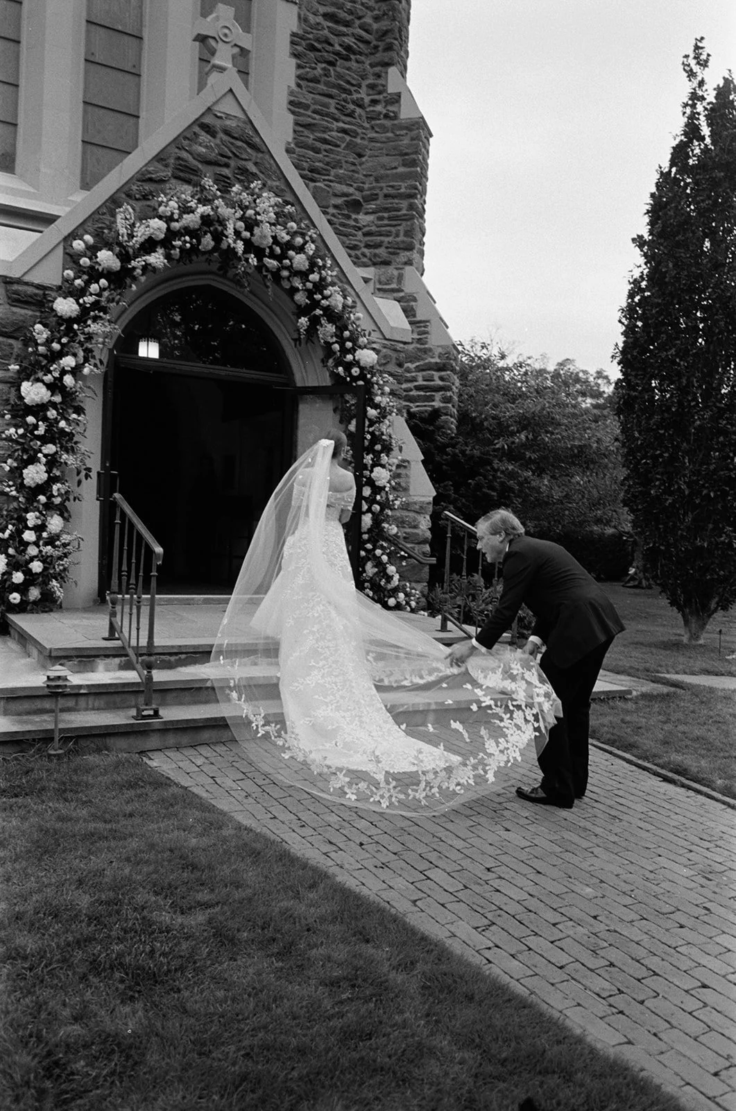 st-lukes-east-hampton-wedding-veil-at-floral-arch-bw-19.jpg