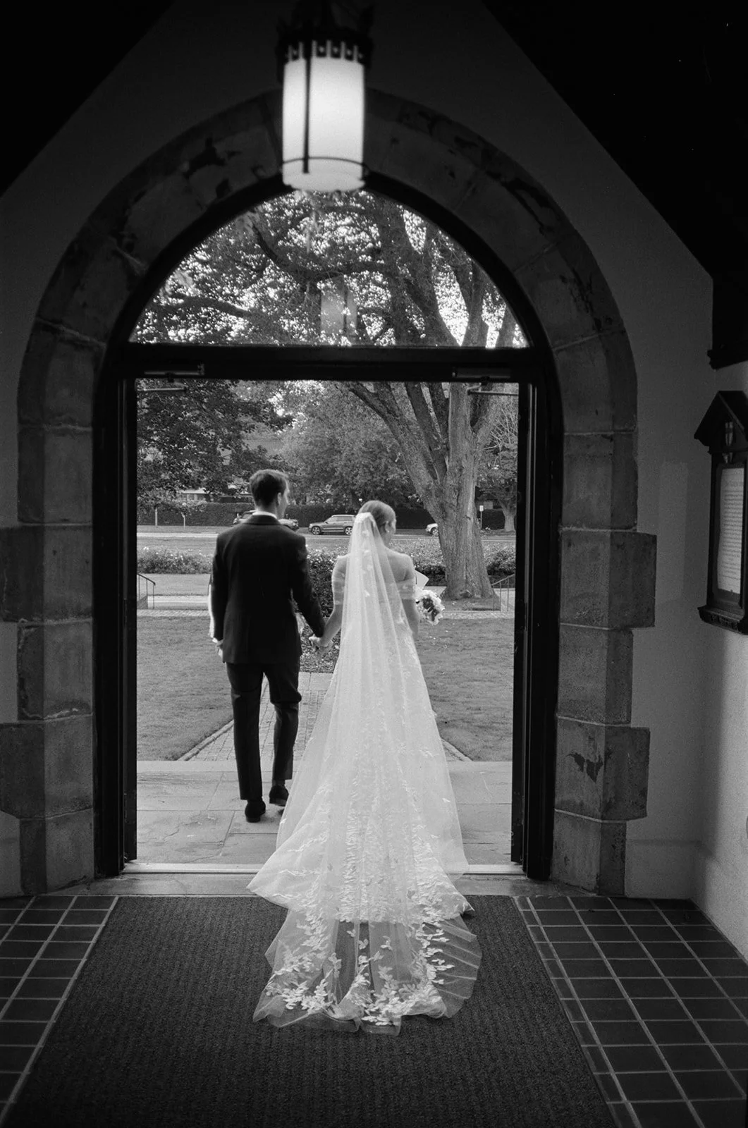 st-lukes-east-hampton-wedding-veil-through-doorway-bw-08.jpg