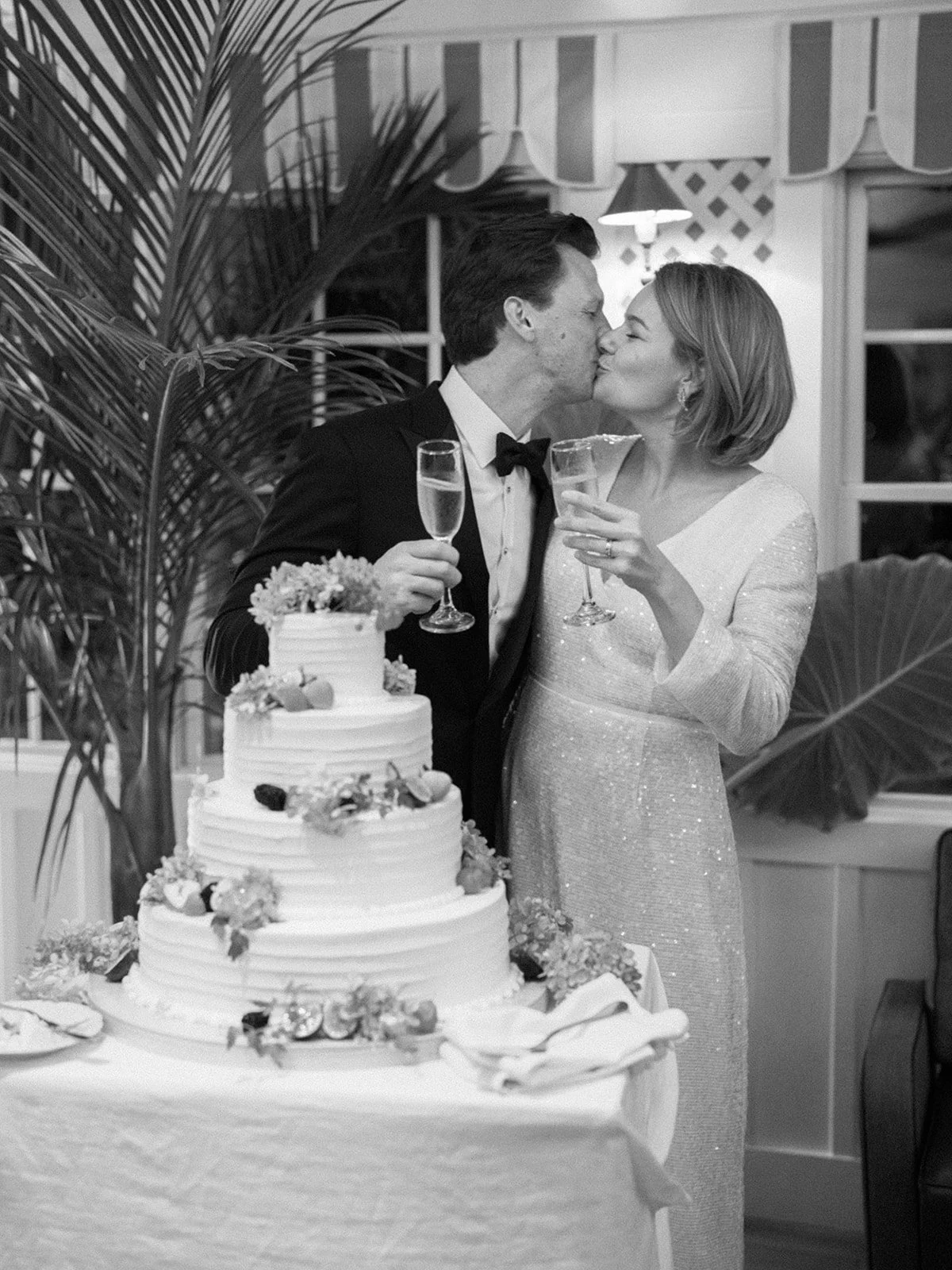 pridwin-hotel-wedding-cake-kiss-bw-90.jpg