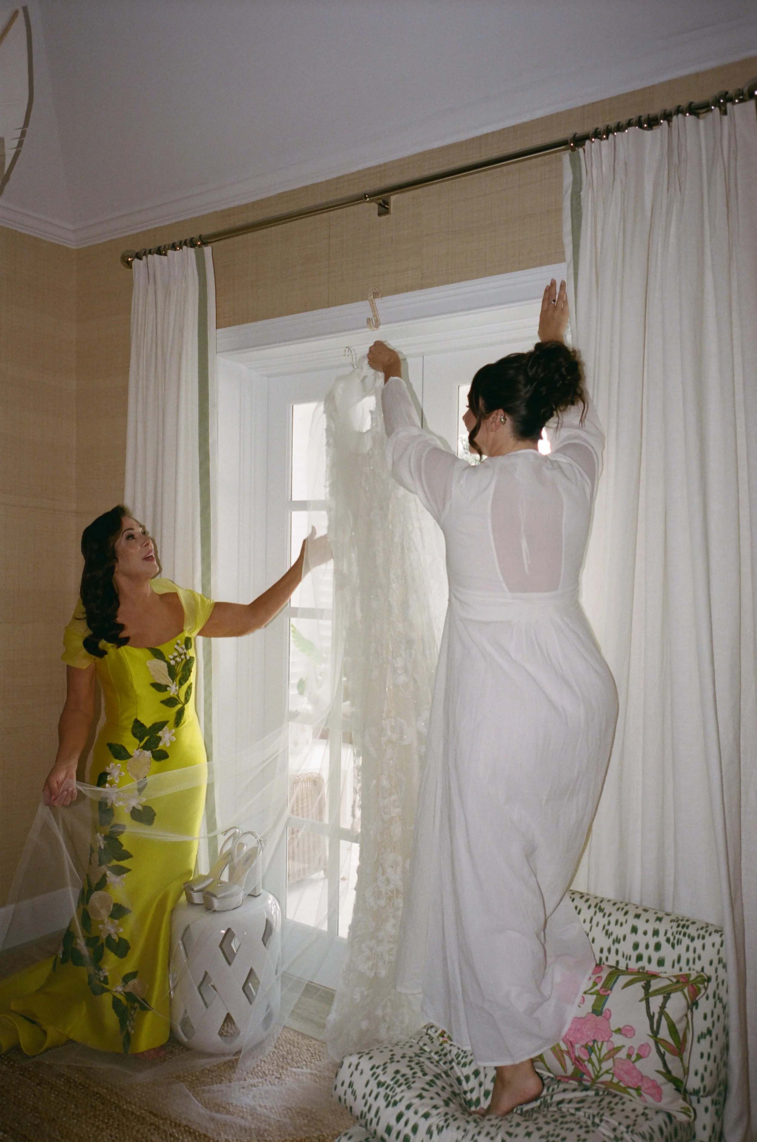 112-lyford-cay-club-wedding-bride-getting-ready-bahamas-by-trent-bailey-nyc-wedding-photographer.JPG