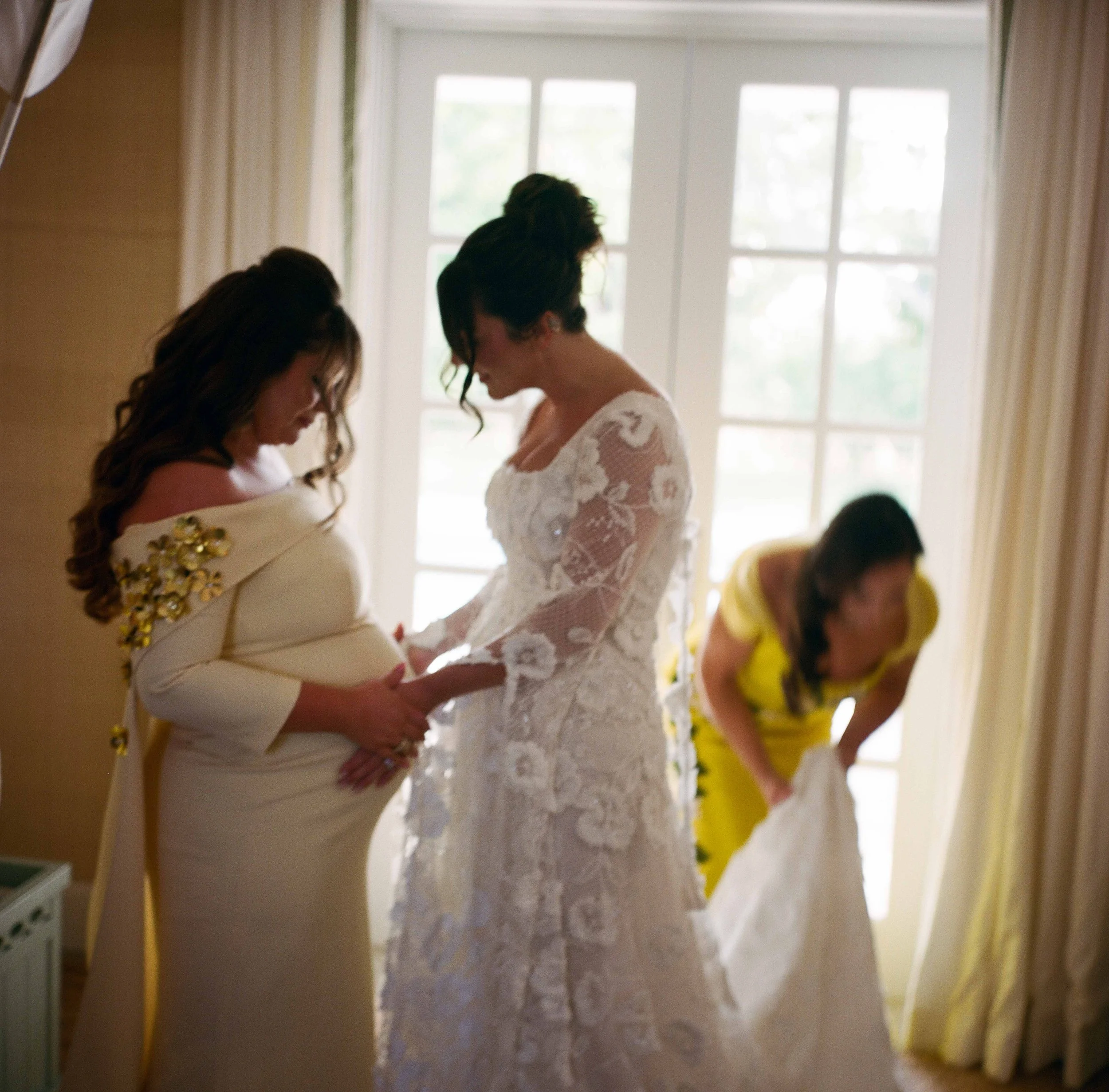 102-lyford-cay-club-wedding-bride-getting-ready-bahamas-by-trent-bailey-nyc-wedding-photographer.JPG