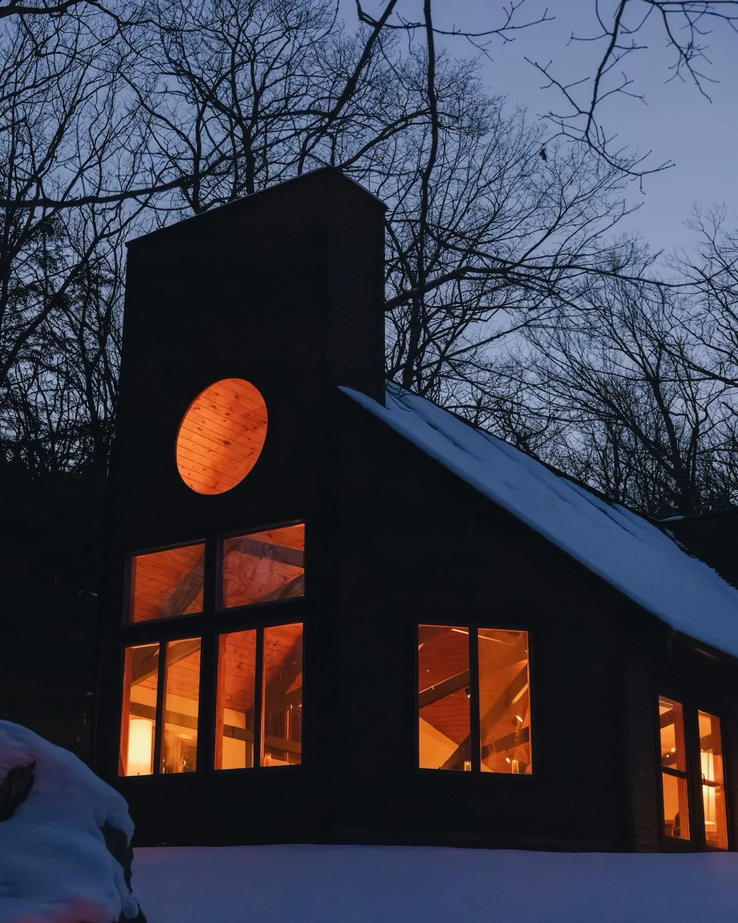 Through the winter dark, the dining room glows. Warm light, shared tables, dinner waiting. 📷 @kiernanromephoto #thethymeretreat