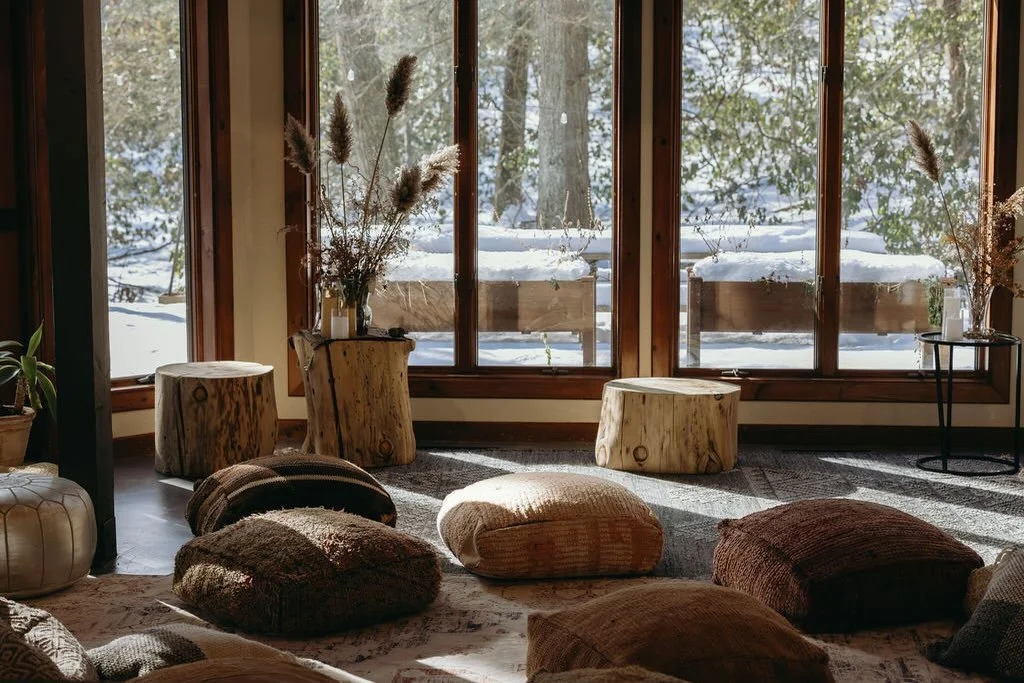 When the rugs and poufs appear, a gathering is about to unfold. 

📷 @kiernanromephoto