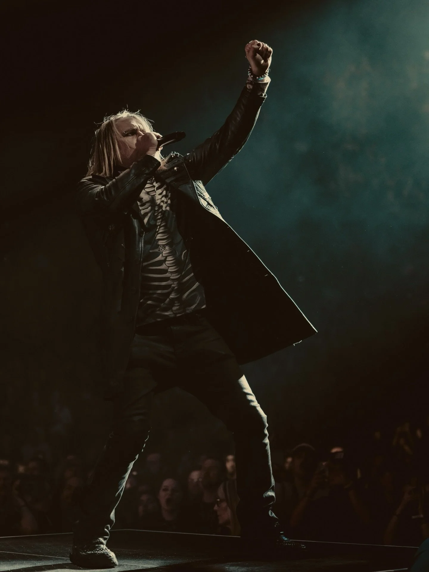 @threedaysgraceofficial live at a sold-out @mohegansun Arena. The full story and gallery from the night are now up on the @rokkr.press website!