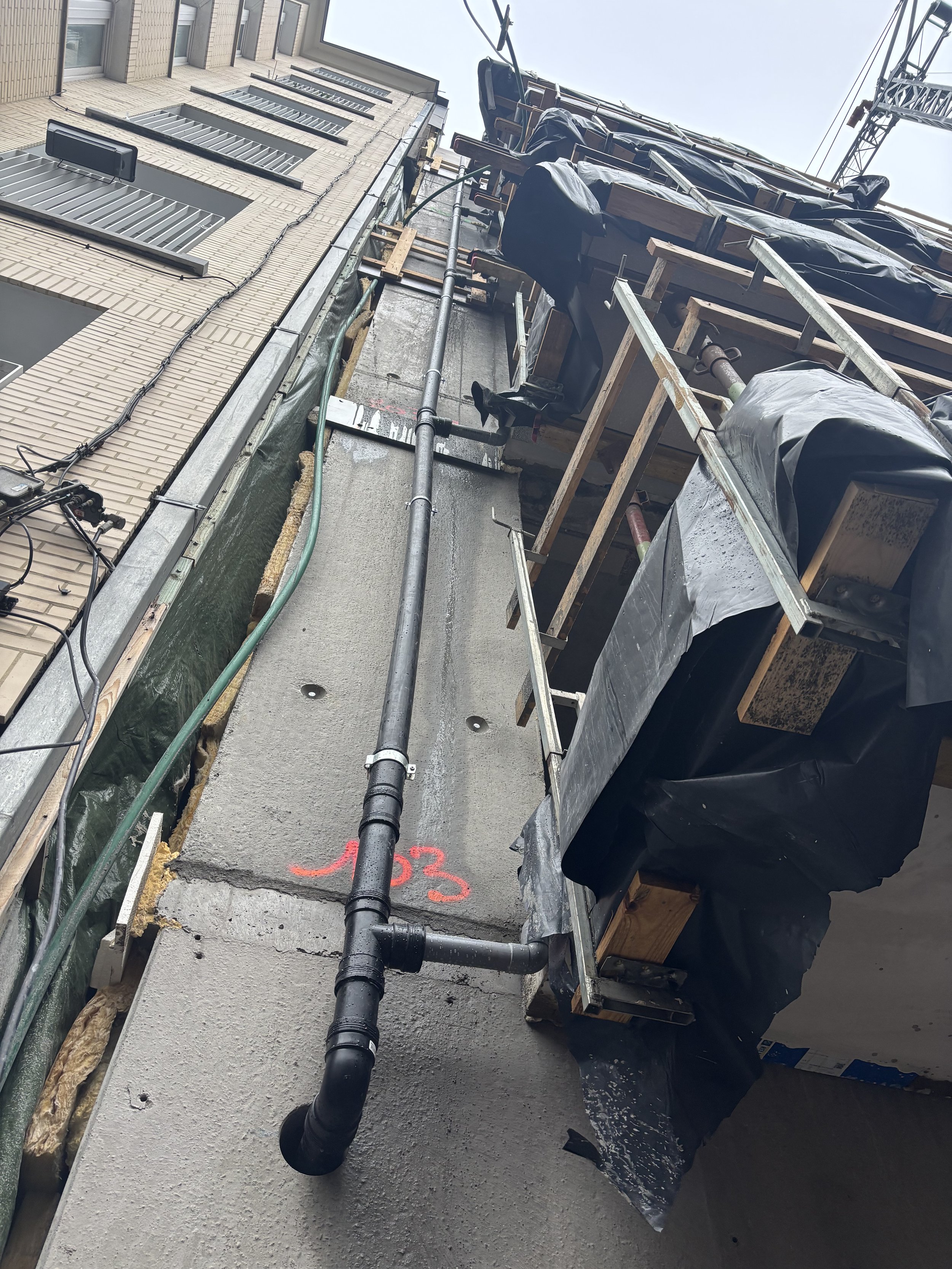 Stand van zaken project: Afvoeren voor achter het gevelmetselwerk geplaatst - 11 februari 2026