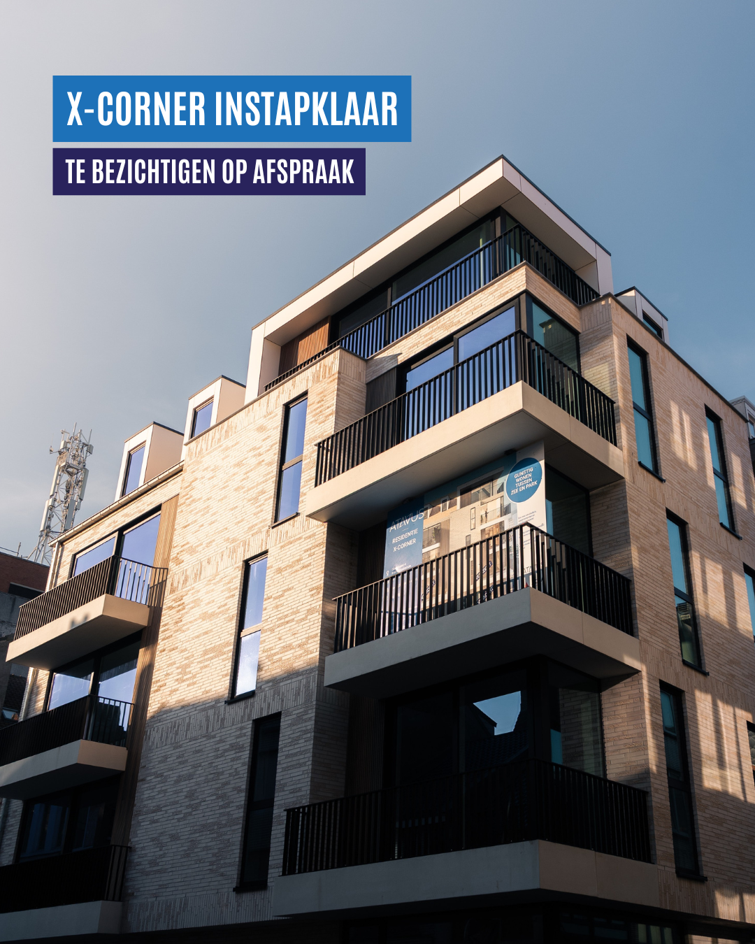 Moderne appartementencomplex met balkons en een decor van lichtkleurige bakstenen, met een blauwe en paarse tekstbox op de bovenhoek die vermeldt 'X-Corner Instapklaar' en 'Te bekijken op afspraak', x-corner.