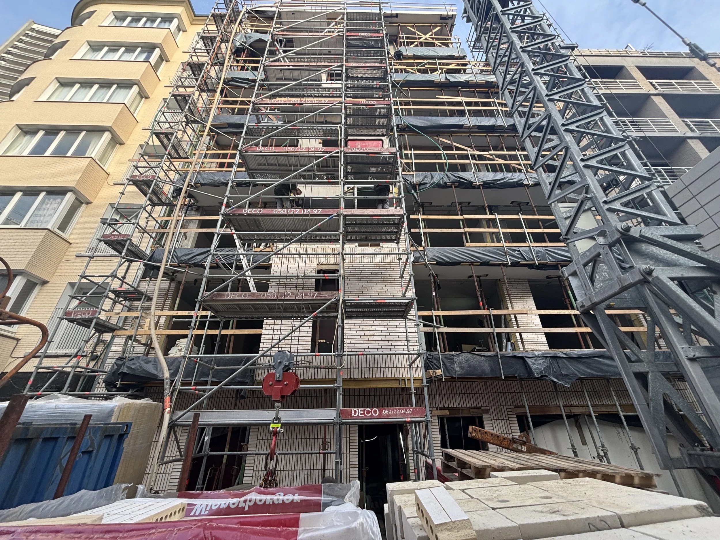 Stand van zaken project: metselwerk achtergevel bijna af, metselwerk voorgevel ter hoogte van het 2de verdiep - 20 maart 2026