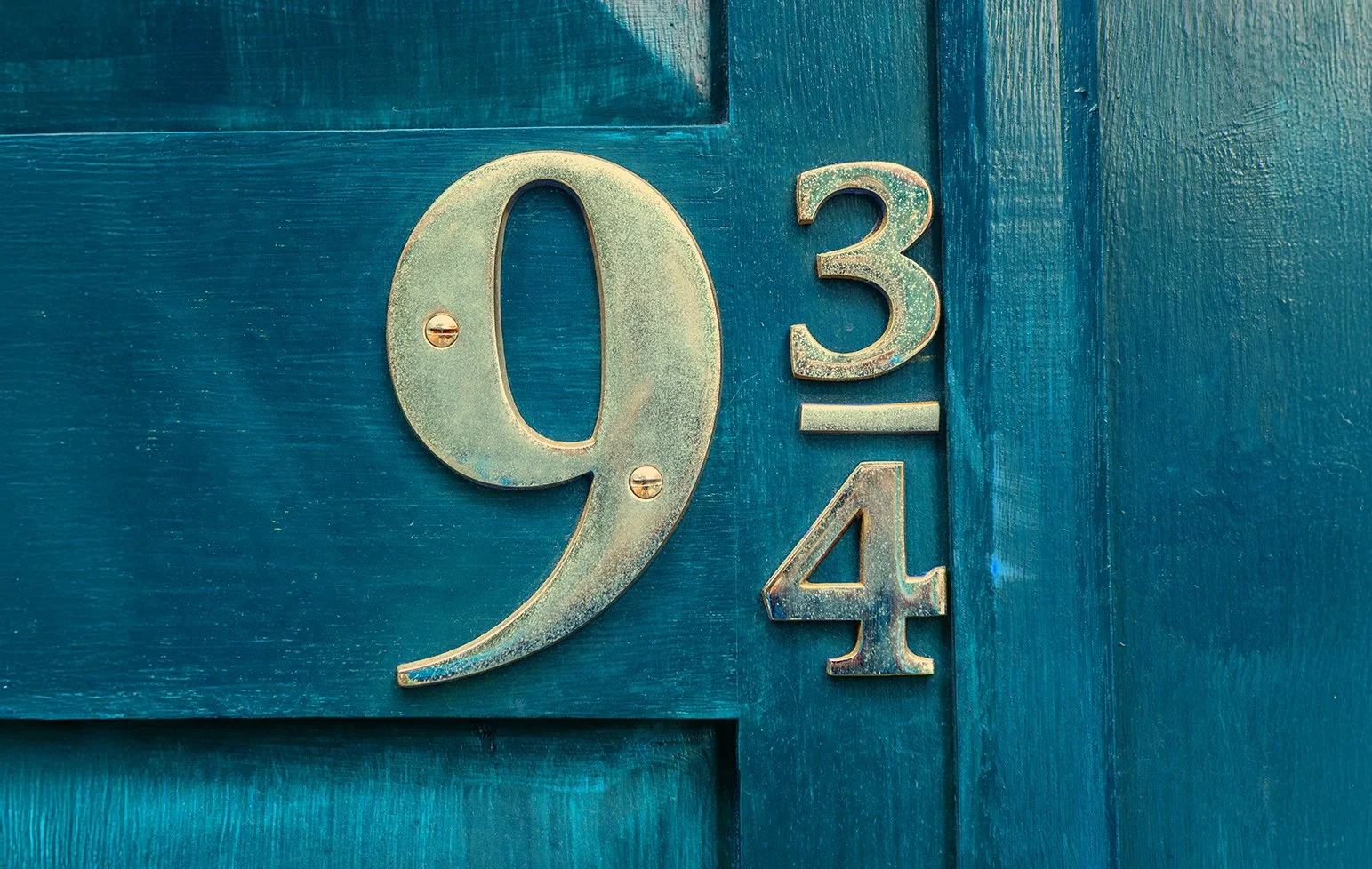 Haushaltshausnummer 904 an einer blauen Tür.