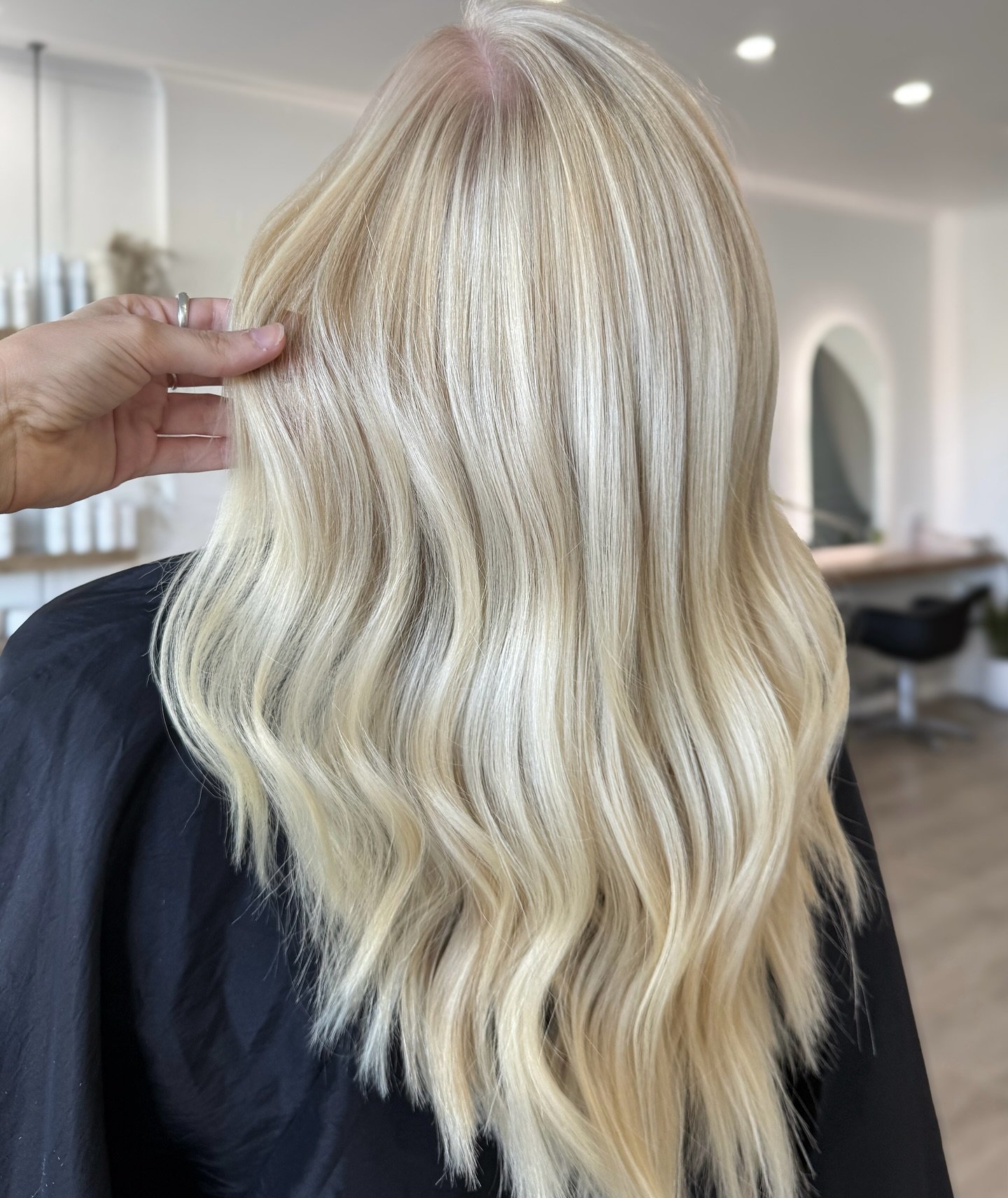 turning heads with this buttery bright blondie ❤️&zwj;🔥✨