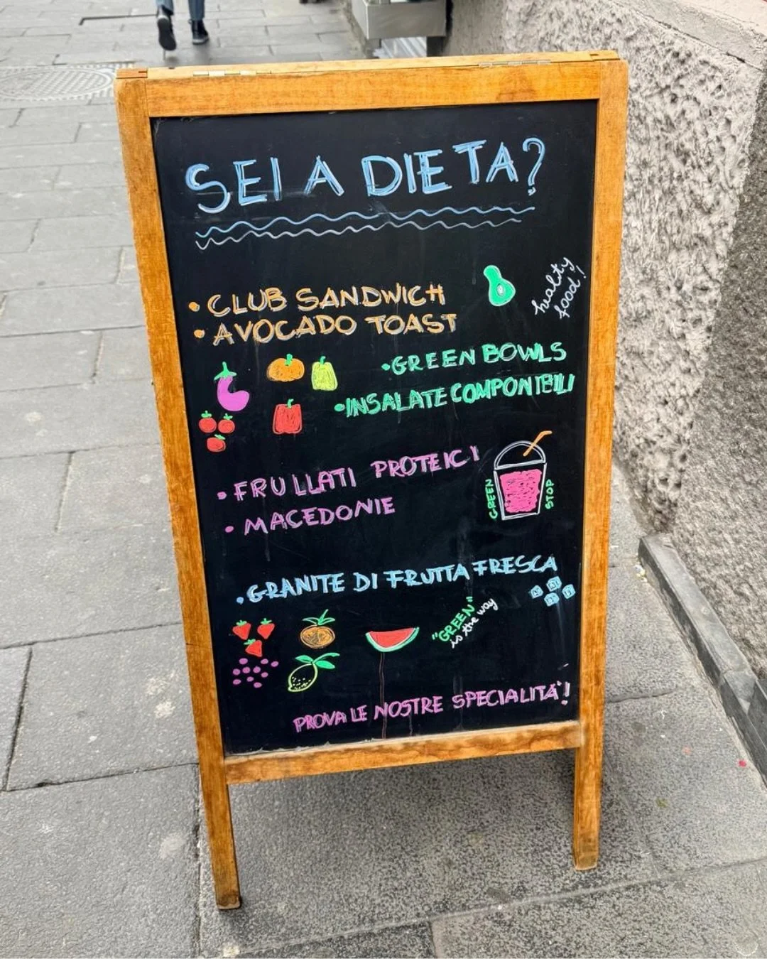 Questo cartello lo abbiamo fotografato per strada e ci ha fatto sorridere ma anche riflettere.

&ldquo;Sei a dieta?&rdquo;

La domanda &egrave; scritta come se fosse normale.
Come se fosse scontato che qualcuno tra le persone che passano lo sia. O ma