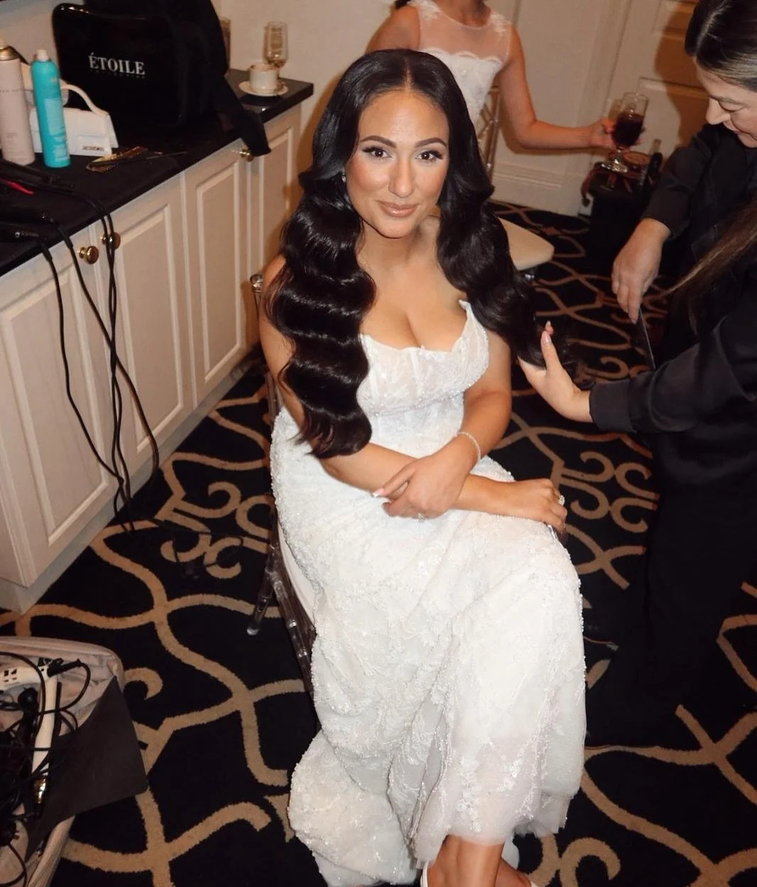 Reception touch up @helenpep_ 💋 with @hairby.rozi 
 
 
 
 
 
 
 
#hollywoodwaves #bridehairstylist #weddingmakeuplook #glamteam #makeupworldwide #glammakeuplook