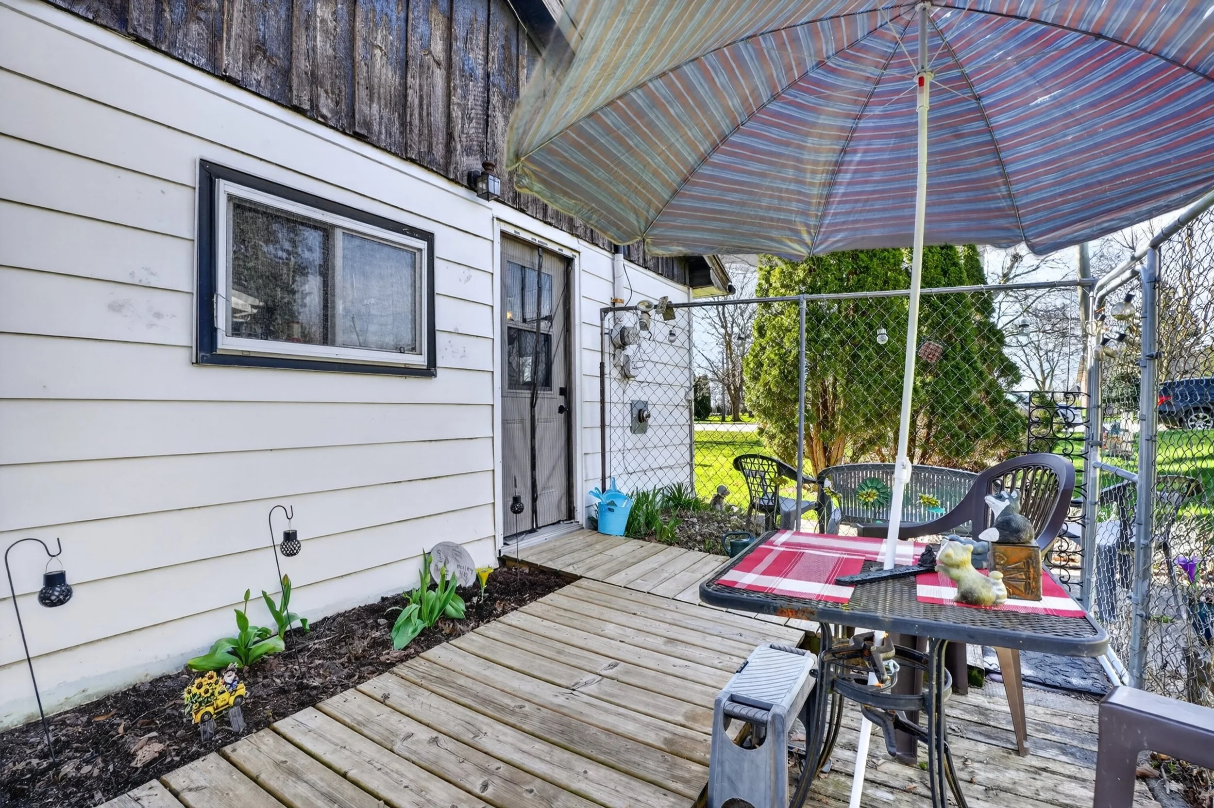 010-645 Queen St W Mount Forest 10.jpg