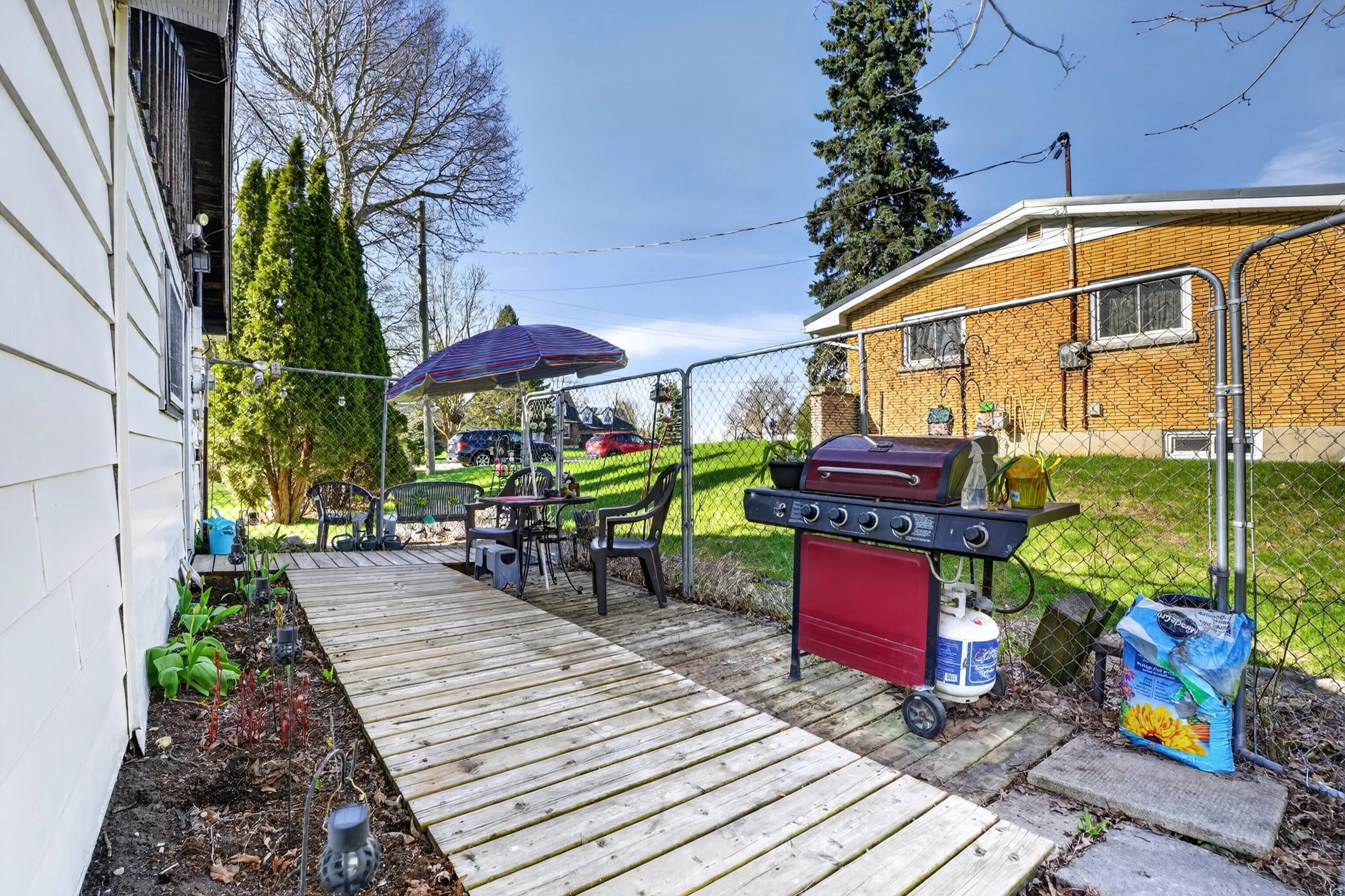 009-645 Queen St W Mount Forest 09.jpg