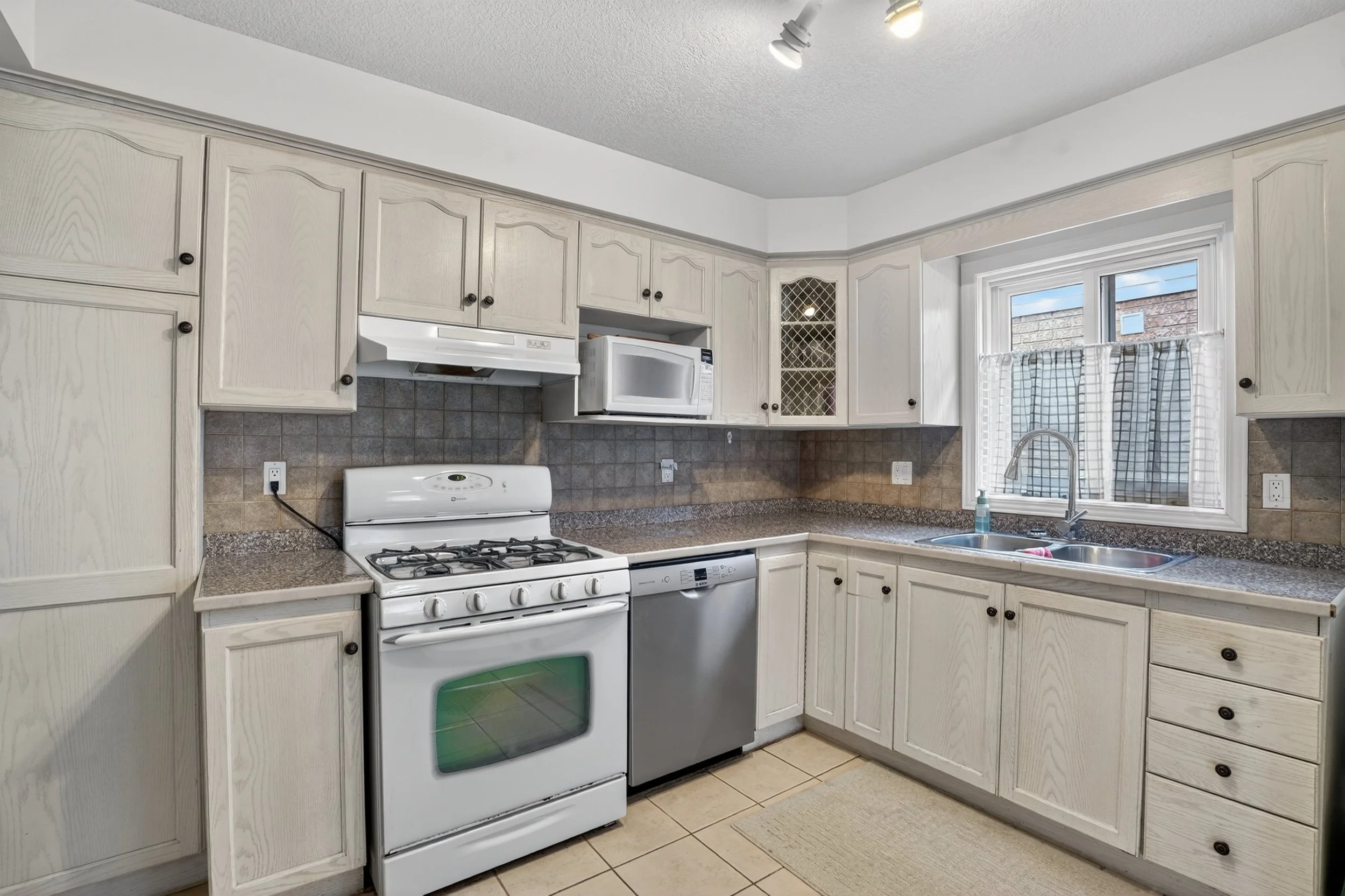 012-331 Keewatin Ave Kitchener 12.jpg