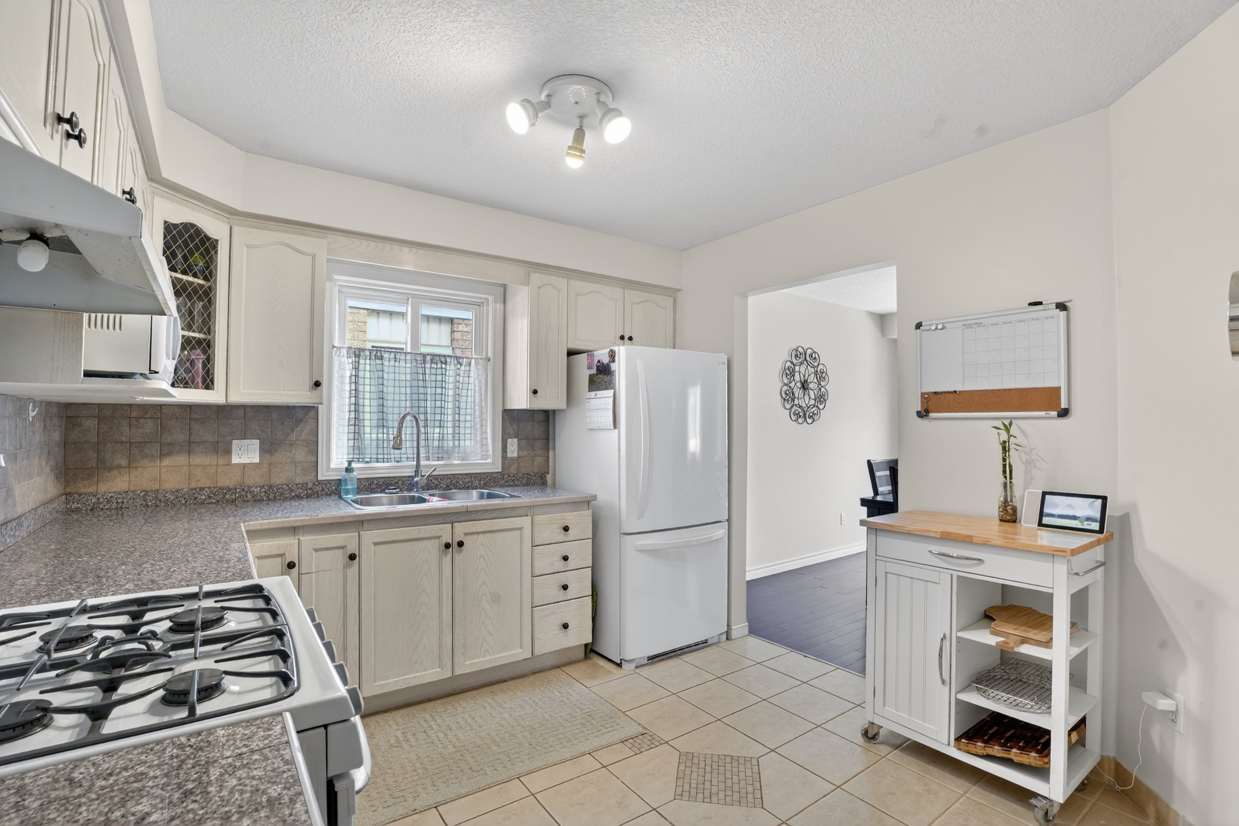 013-331 Keewatin Ave Kitchener 13.jpg