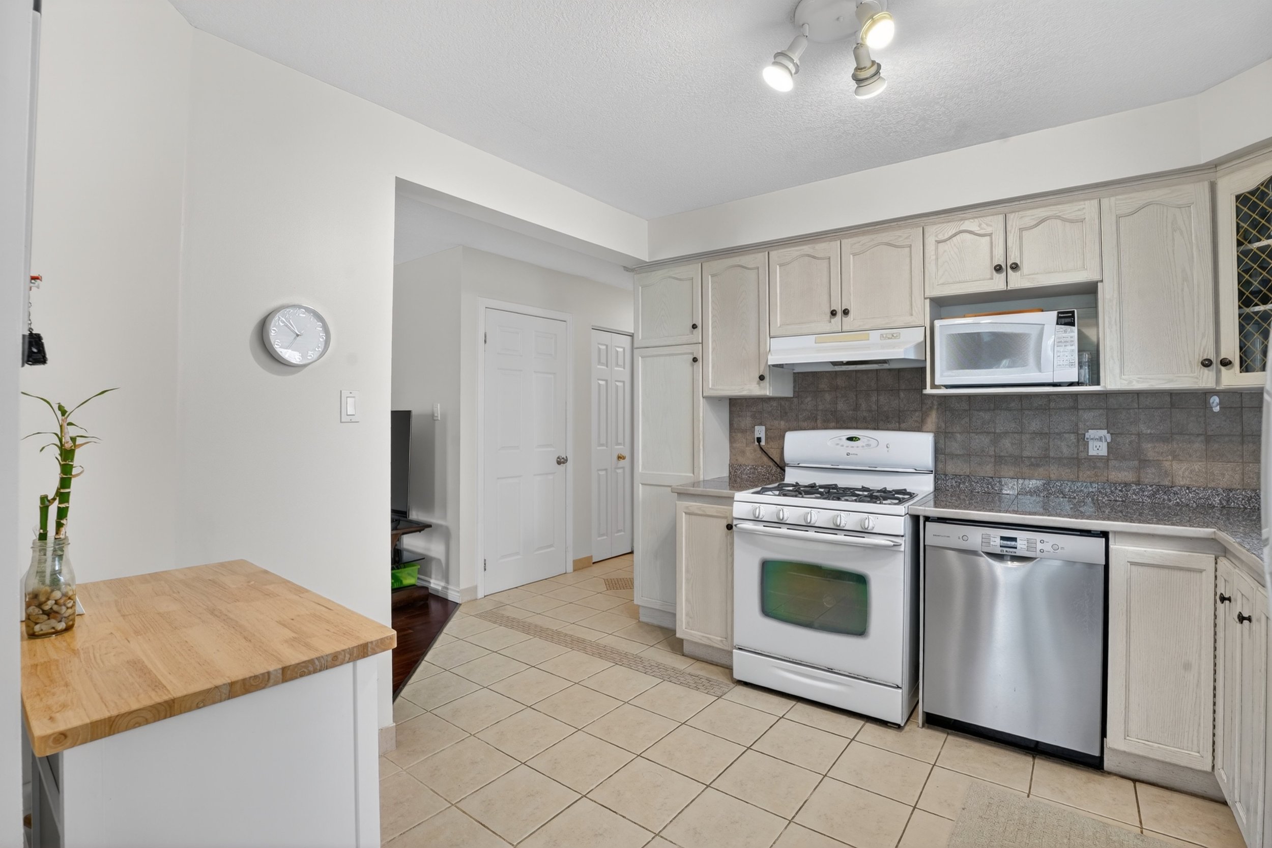 011-331 Keewatin Ave Kitchener 11.jpg