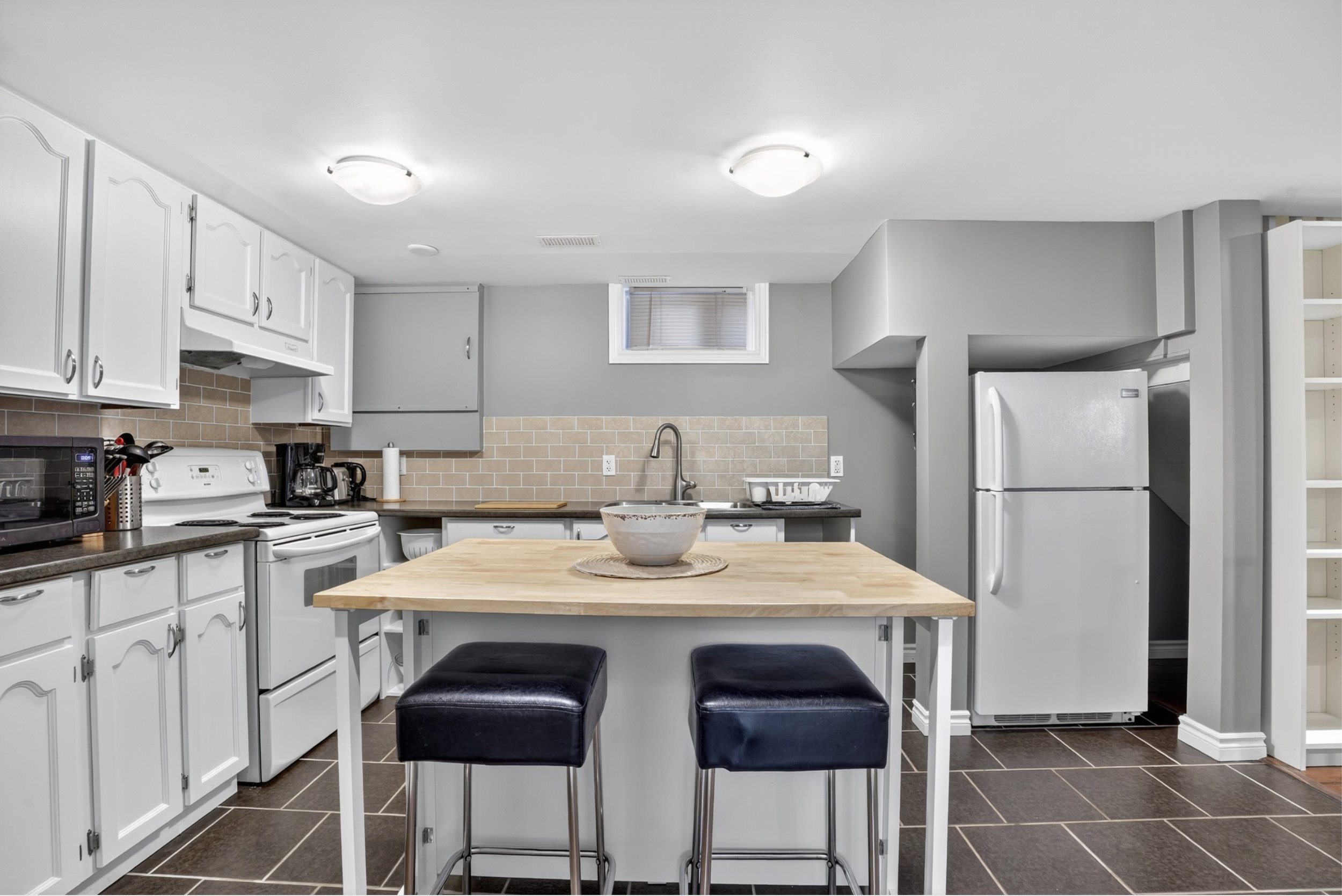 046-563 Guelph Unit B - 11.jpg