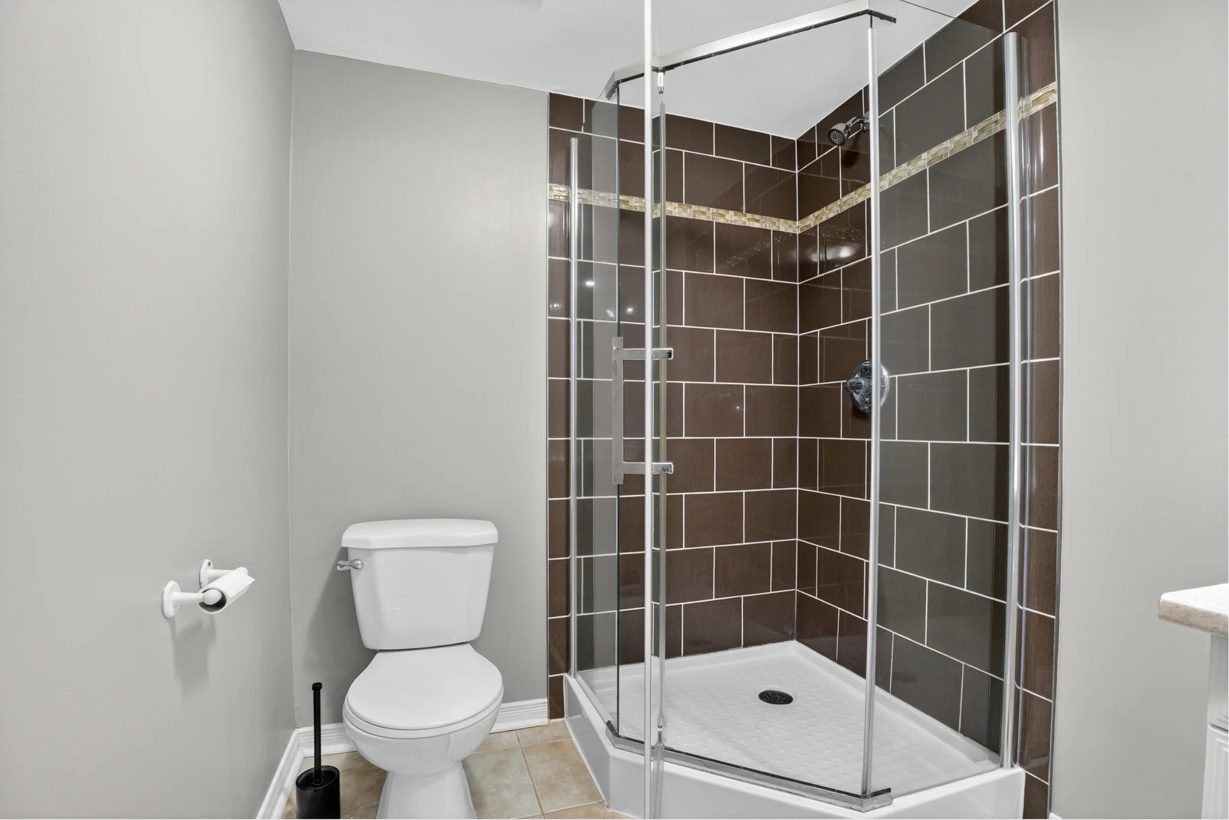 063-563 Guelph Unit B - 28.jpg