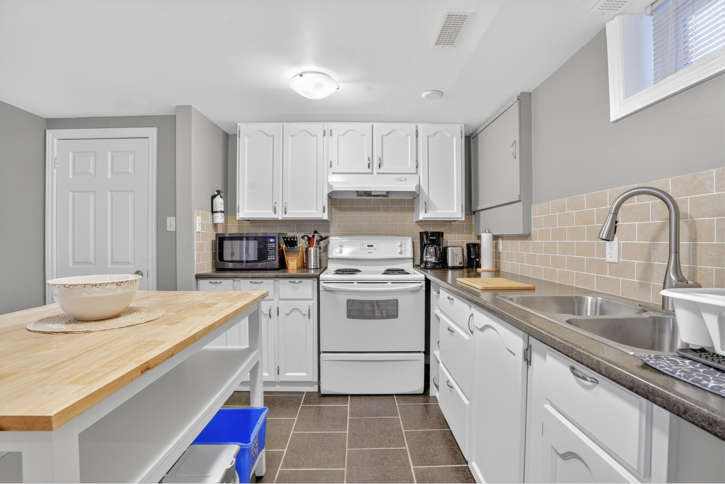 047-563 Guelph Unit B - 12.jpg