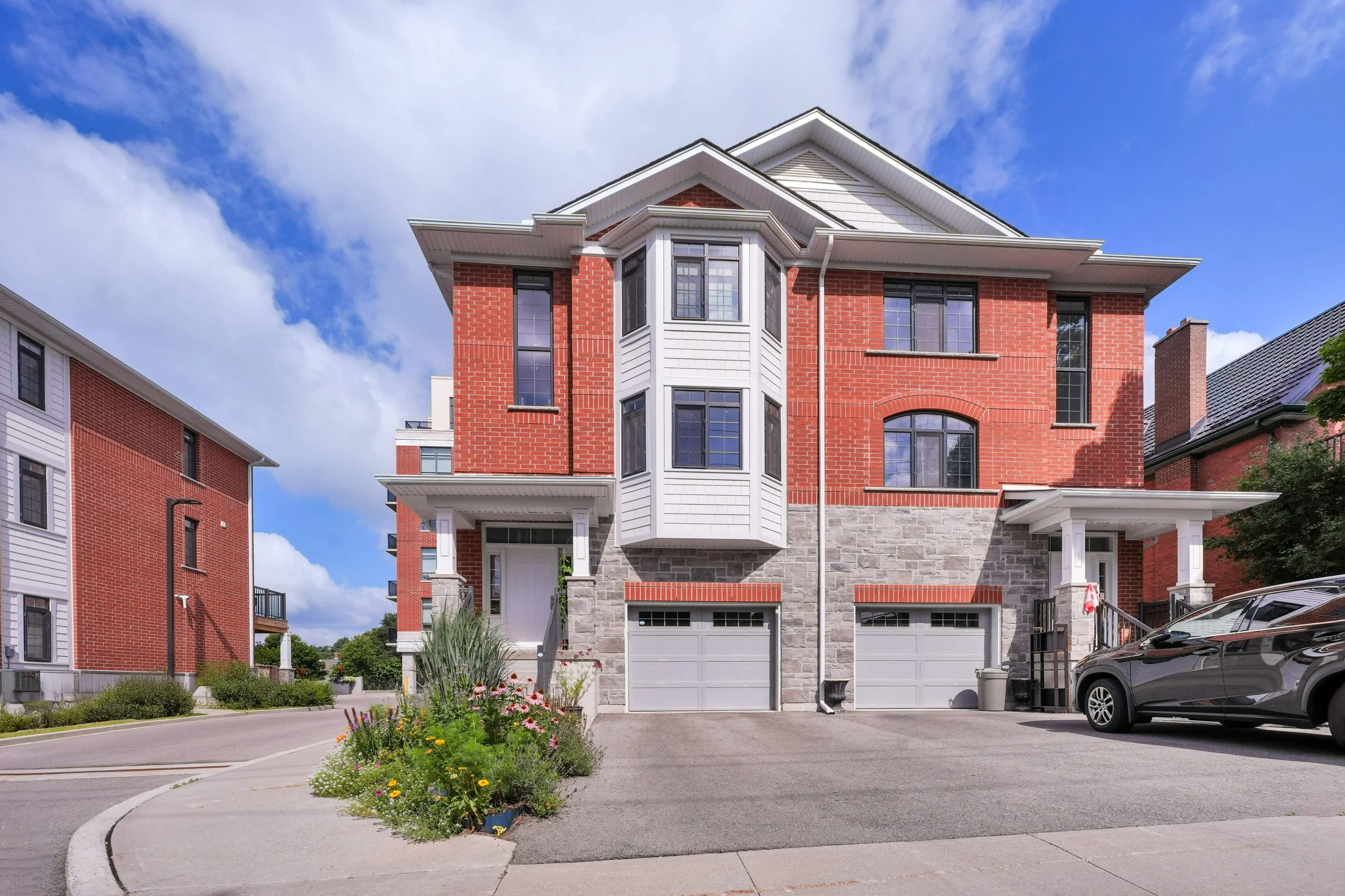 002-16 170 Benton St Kitchener 02.jpg