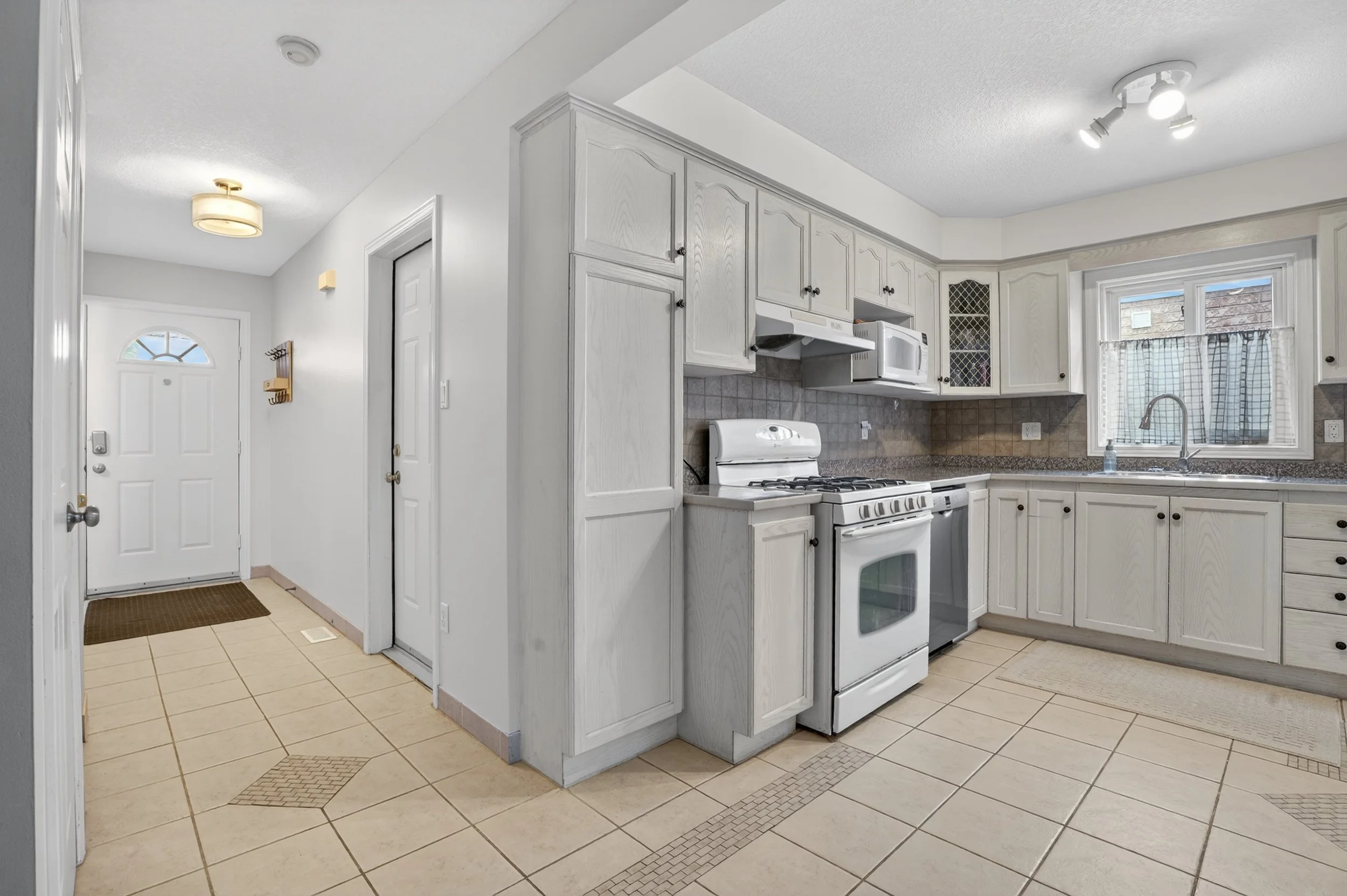 010-331 Keewatin Ave Kitchener 10.jpg