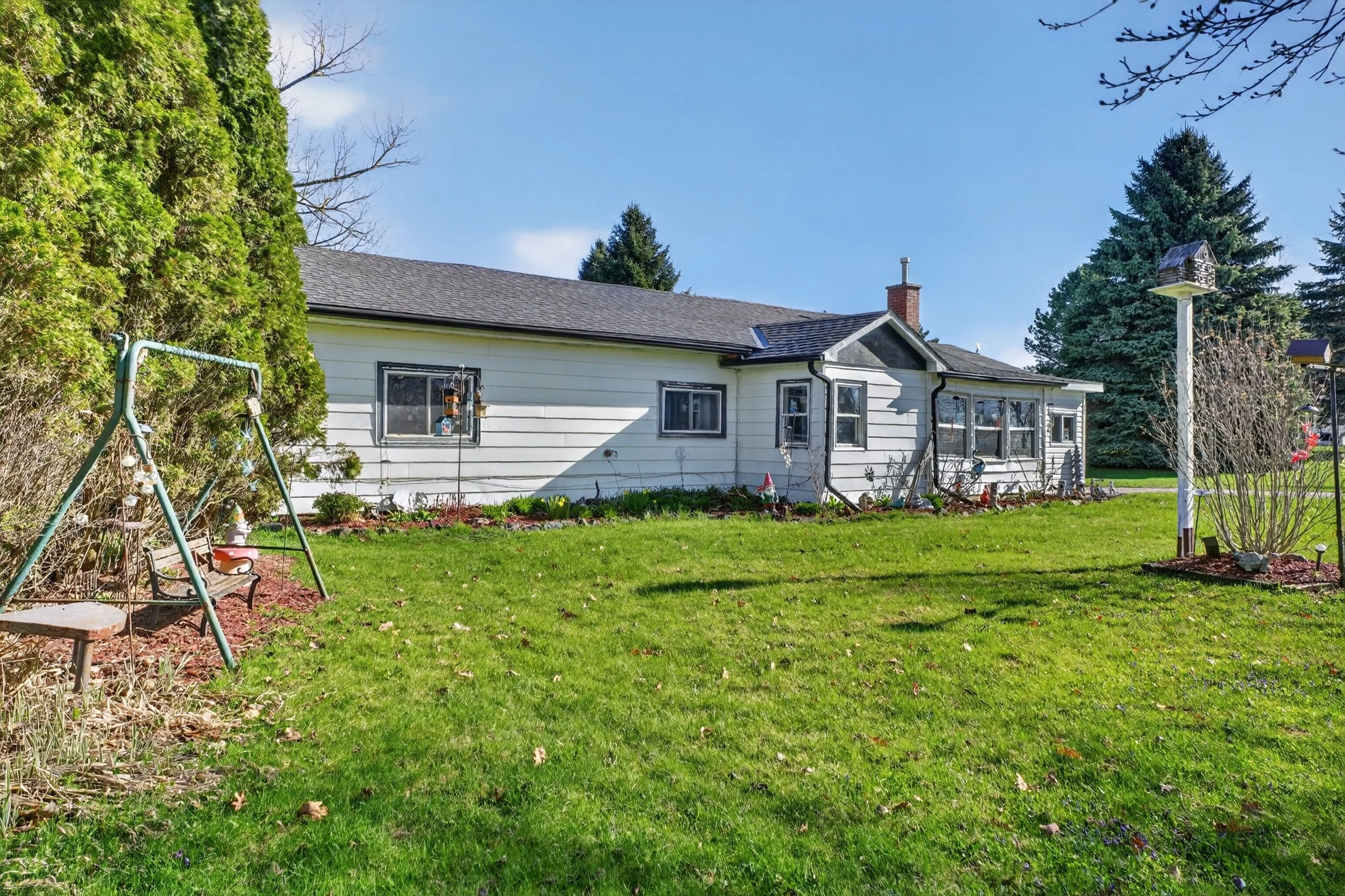 003-645 Queen St W Mount Forest 03.jpg