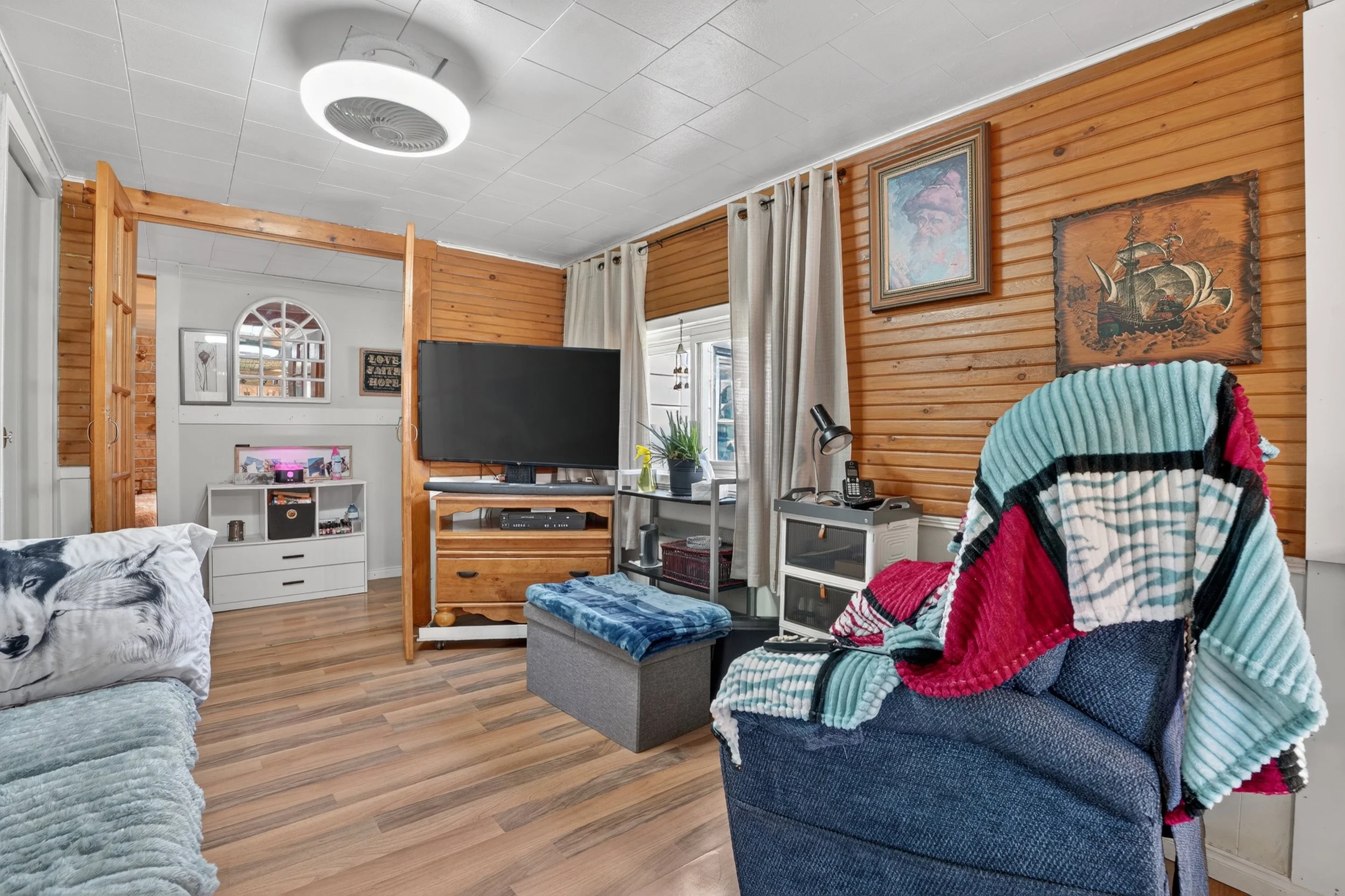 016-645 Queen St W Mount Forest 16.jpg