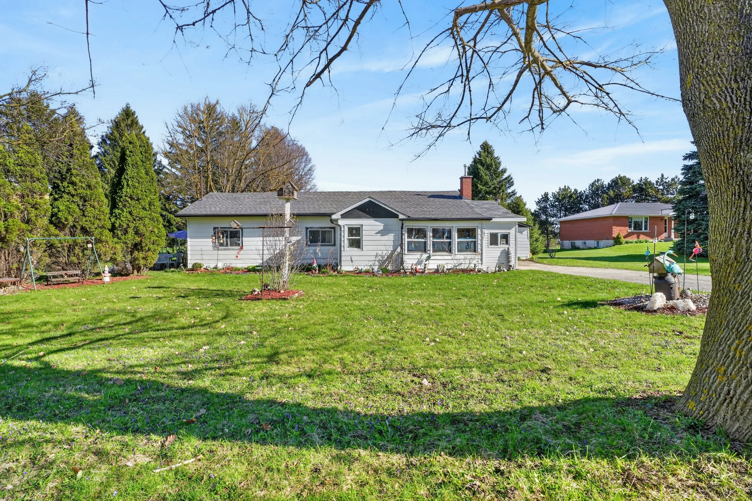 001-645 Queen St W Mount Forest 01.jpg