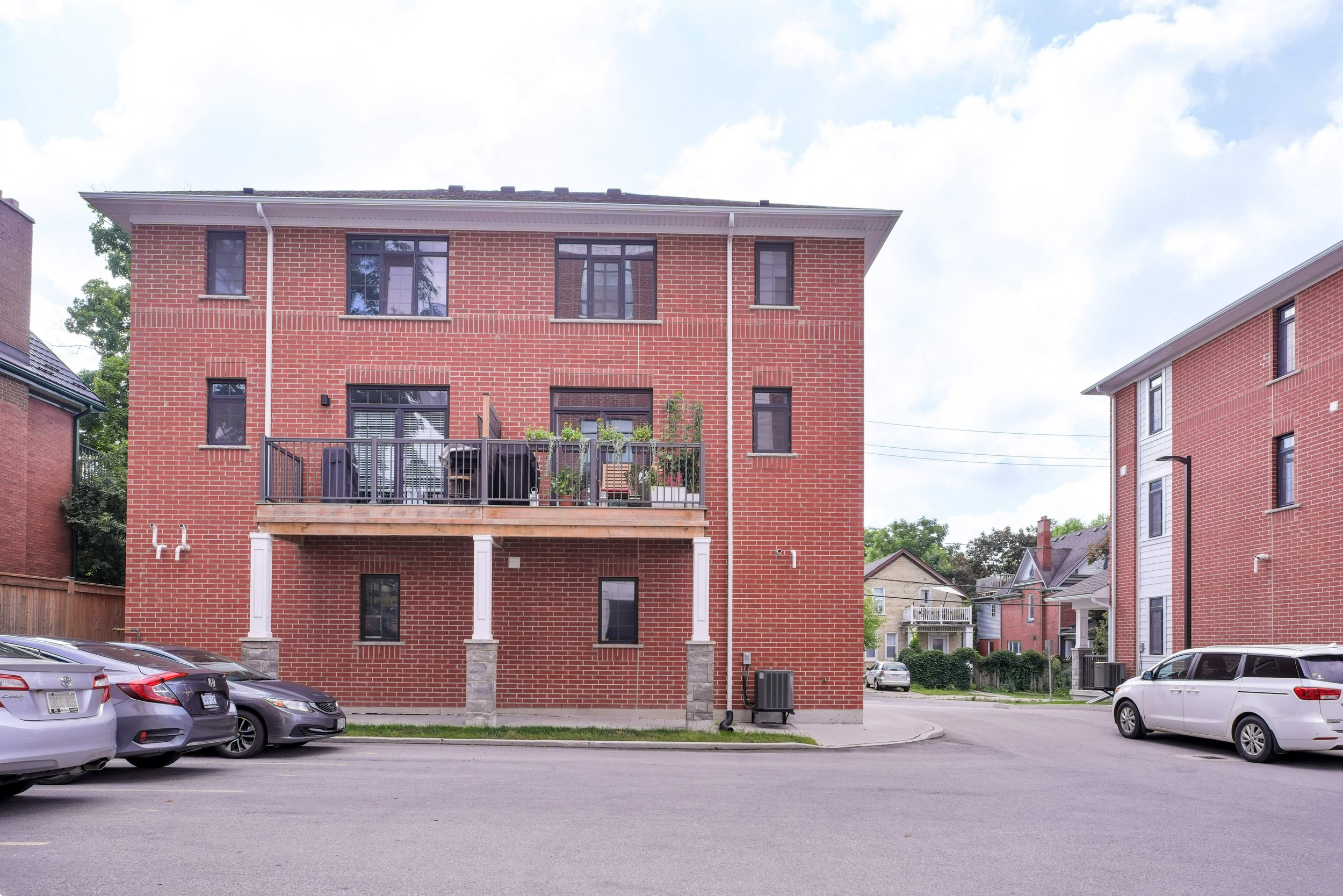 006-16 170 Benton St Kitchener 06.jpg