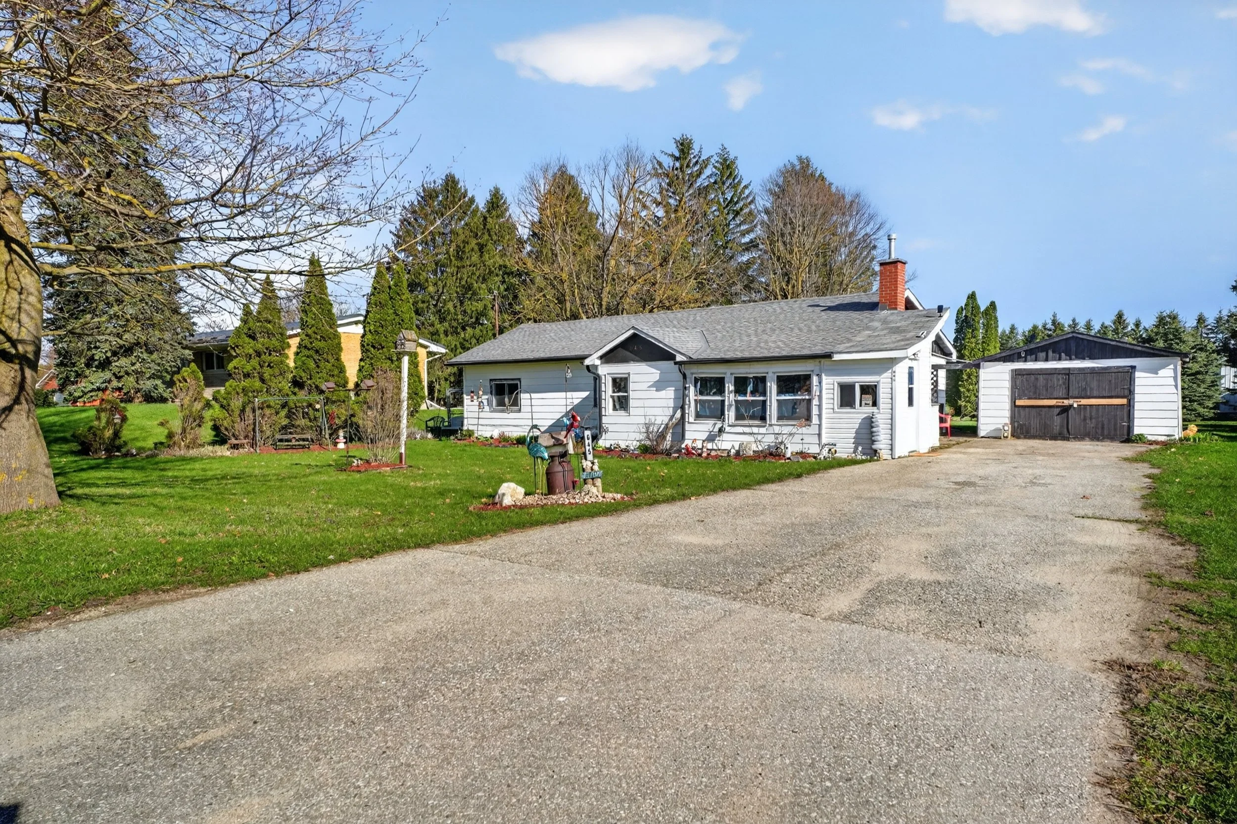 002-645 Queen St W Mount Forest 02.jpg