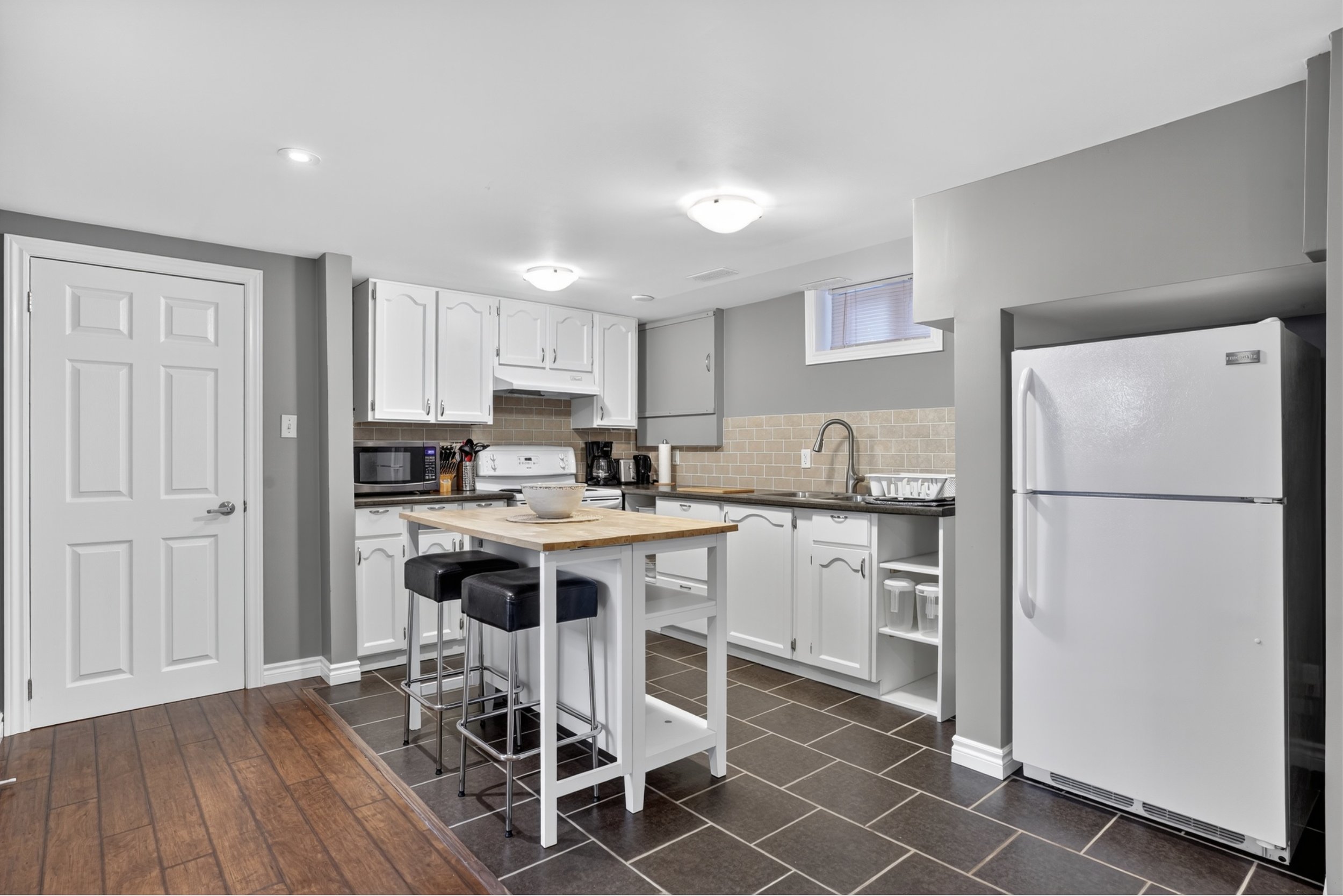 045-563 Guelph Unit B - 10.jpg