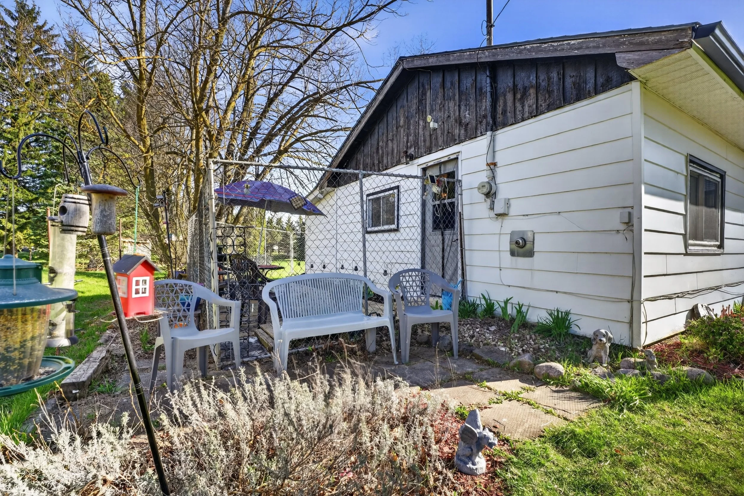 008-645 Queen St W Mount Forest 08.jpg