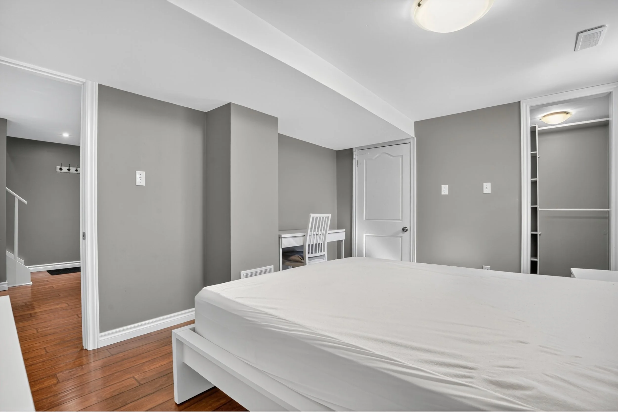 056-563 Guelph Unit B - 21.jpg