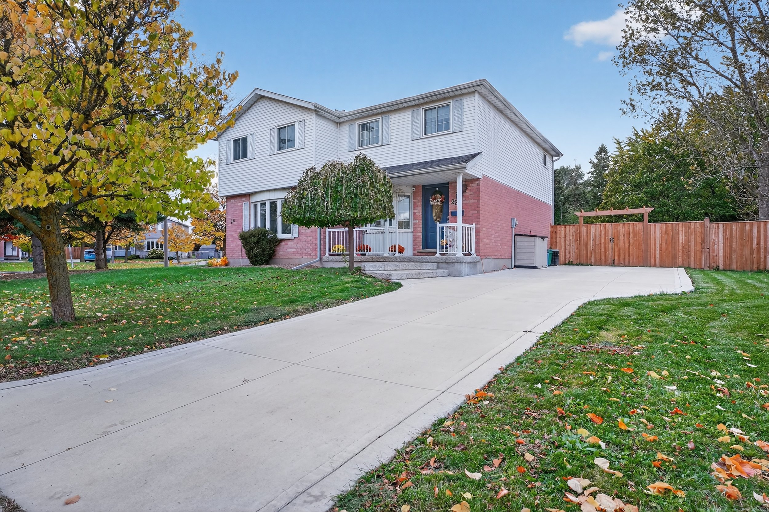 22 Caprice Crt Kitchener 01.jpg