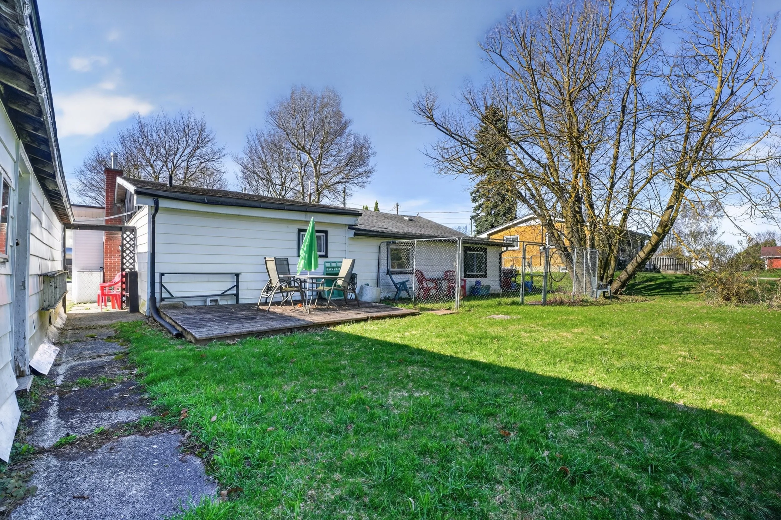 005-645 Queen St W Mount Forest 05.jpg