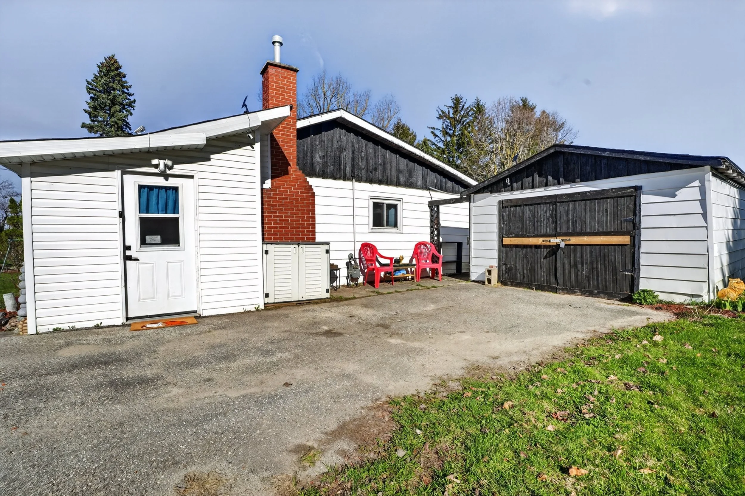 004-645 Queen St W Mount Forest 04.jpg