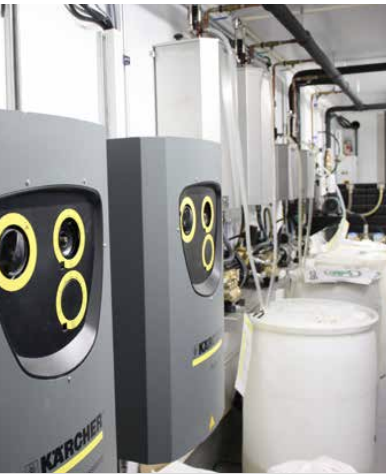 To store enheter med smilende ansikter, plassert i et industrilignende miljø.