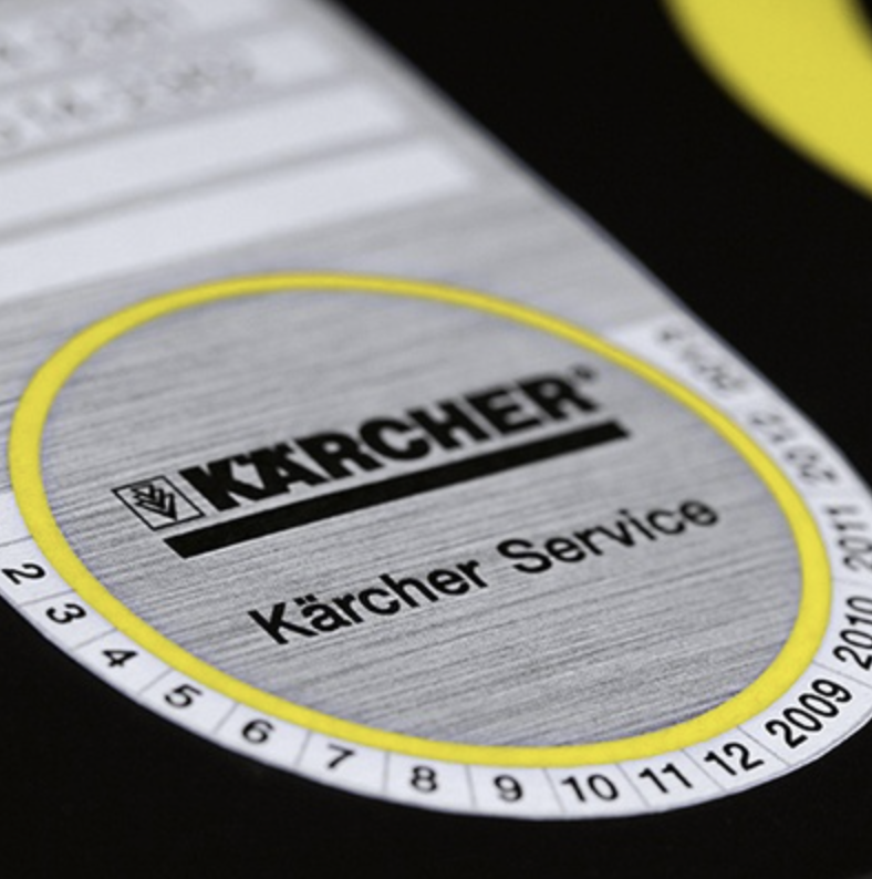 Bilde av et Kleenex-etikett med teksten "Kärcher Service" og en gul ring rundt. Det ser ut til å være en lapp eller klistermerke.