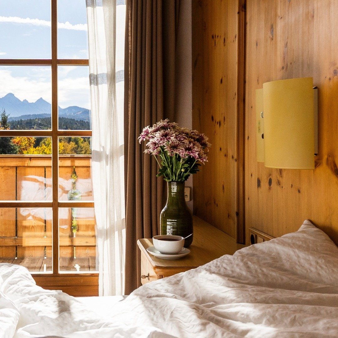 Mit dem Blick auf die Zugspitze aufwachen, die ersten Sonnenstrahlen genie&szlig;en und den Tag ganz in Ruhe beginnen &hellip;

Unsere Doppelzimmer der Kategorie Zugspitze vereinen nat&uuml;rliche Holzelemente, eine warme, gem&uuml;tliche Atmosph&aum
