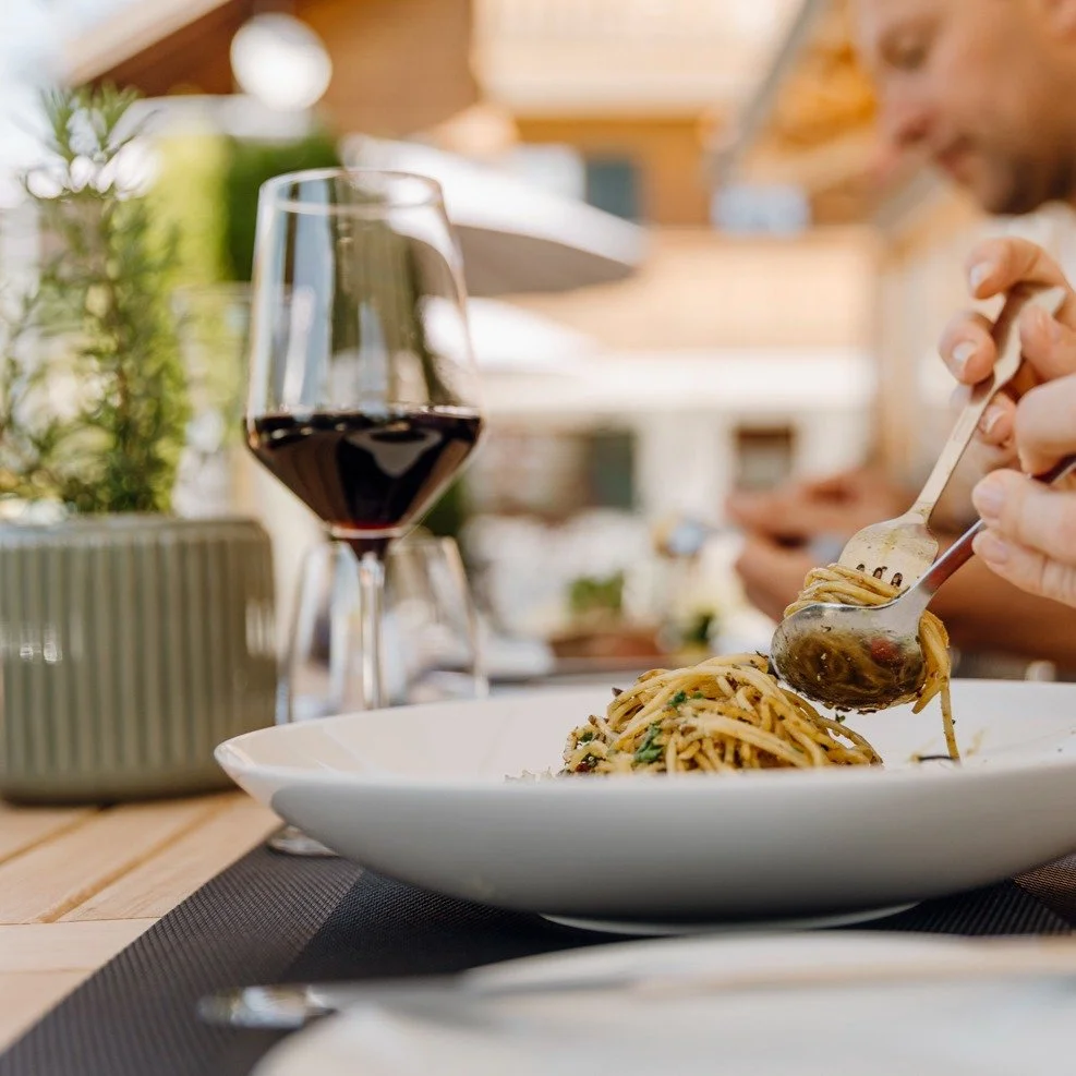 Good food. Good drinks. Good times. 

Willkommen im Esszimmer am Bichl! 
Ein Ort f&uuml;r besondere Genussmomente, feine K&uuml;che und gute Drinks.

Freut euch auf hochwertige Speisen, ausgew&auml;hlte Weine und kreative Spritzvariationen. Mit Liebe