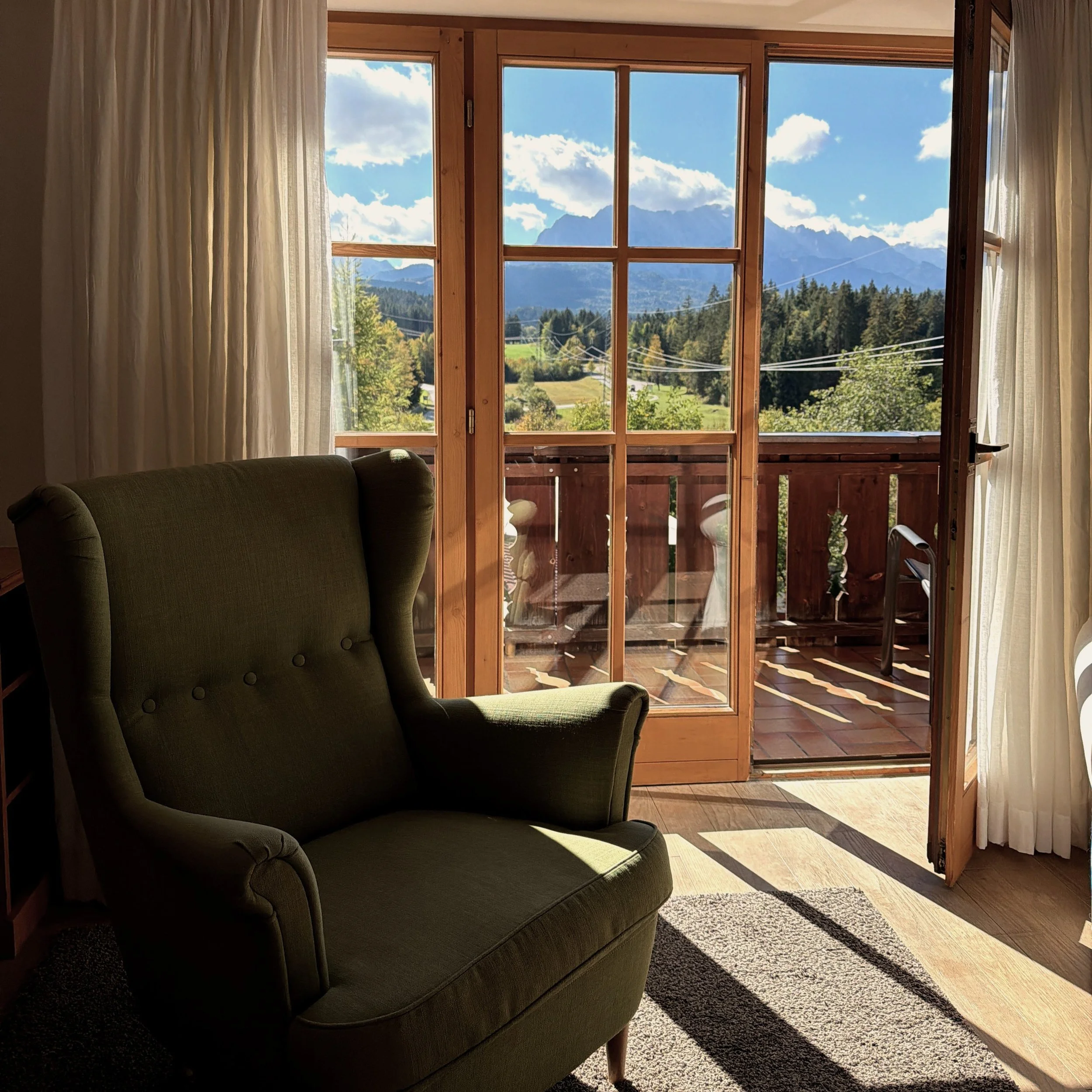 Die sch&ouml;nsten Oktobertage genie&szlig;en &ndash; mit warmem Licht, frischer Bergluft und den letzten Sonnenstrahlen des Herbstes. ☀️

Ob gem&uuml;tlich im Zimmer, mit Blick in die Berge am Fenster oder auf dem Balkon in der goldenen Herbstsonne 