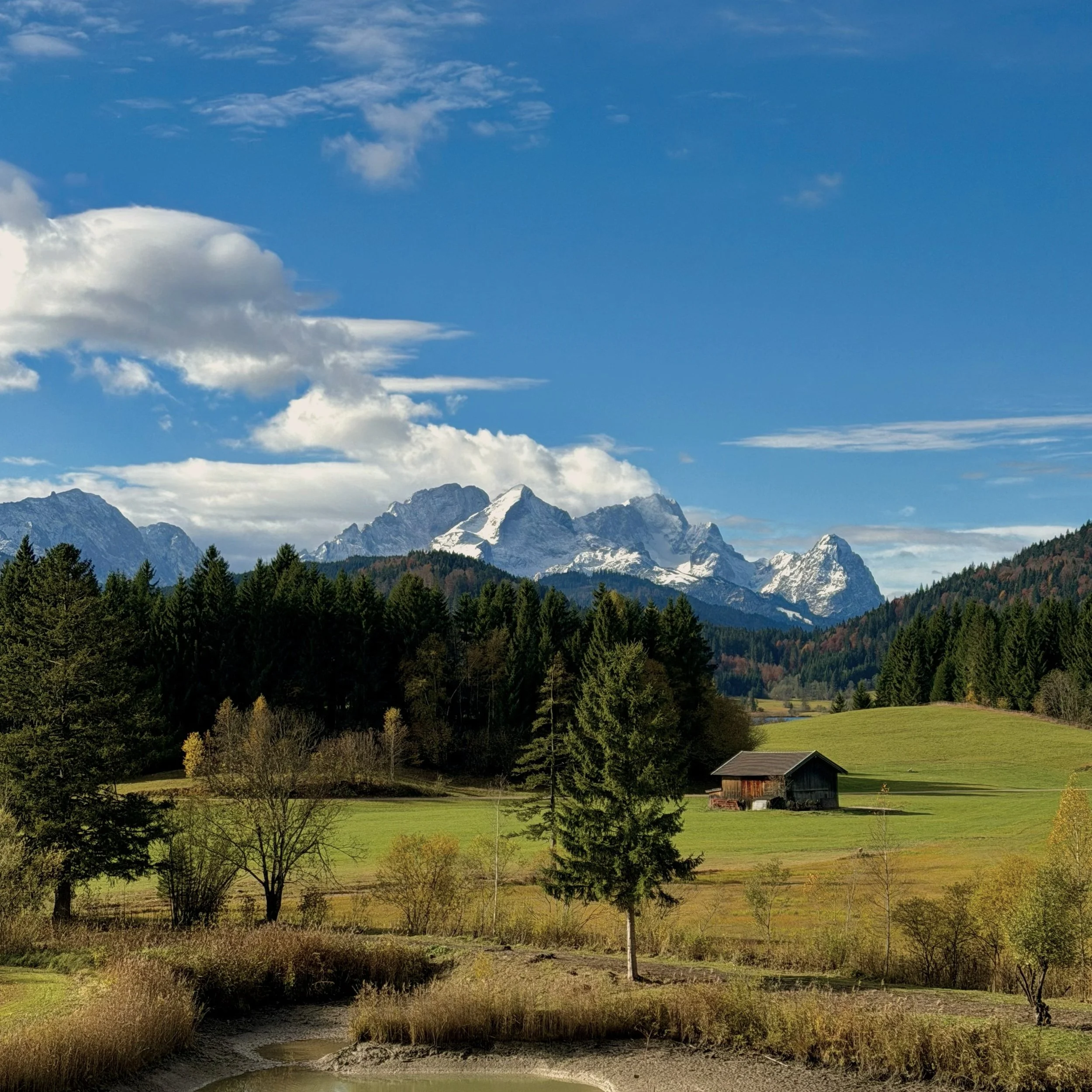 Wenn es im Werdenfelser Land langsam stiller wird, die Bl&auml;tter ihre Farben wechseln und die Abende wieder l&auml;nger werden, beginnt f&uuml;r uns eine ganz besondere Zeit. 🍂

Auch bei uns im Esszimmer am Bichl kehrt der ruhigere Rhythmus der N