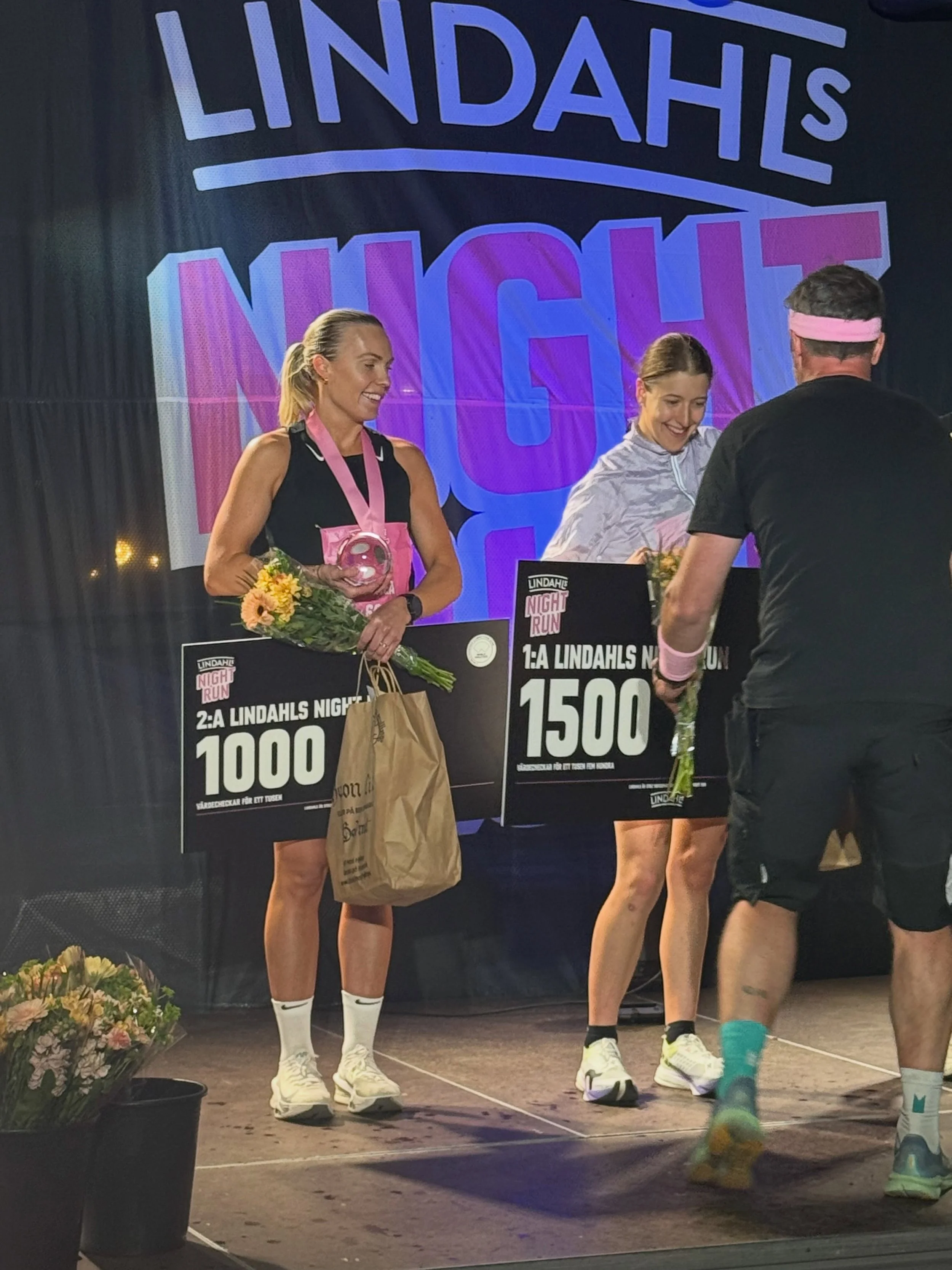 F&ouml;rsta g&aring;ngen sub 40 och en andraplats p&aring; 38:24 p&aring; g&aring;rdagens 10 km lopp i Helsingborg🥳 
Tack @hbgnightrun f&ouml;r ett magiskt fint arrangemang och vilken sommarkv&auml;ll det blev! 🎈🪩🌅

Fick laddat upp fint med kalas