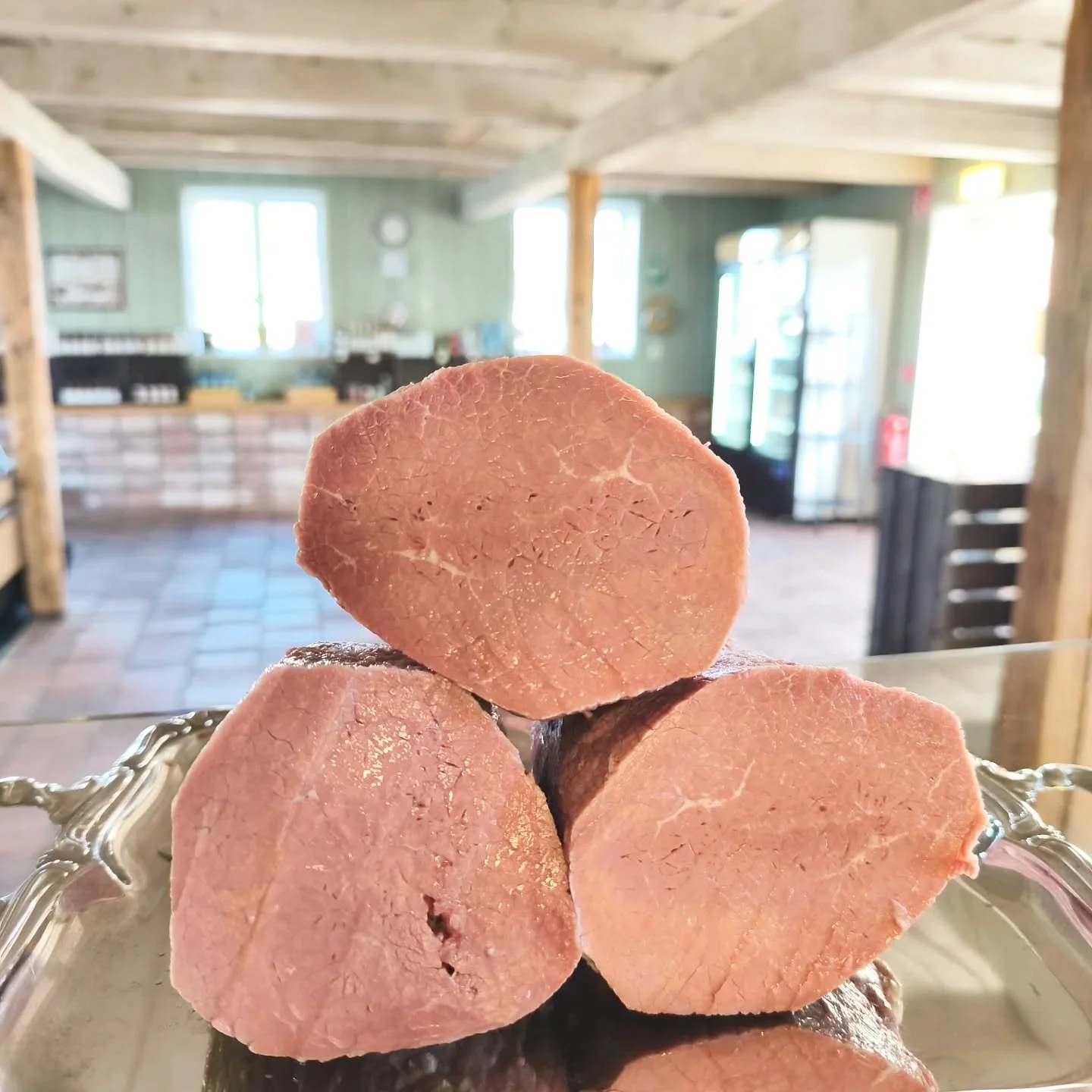 Nu har vi &aring;ter v&aring;r kokta saltrulle och kokt tunga i delidisken! 😋

V&auml;lkomna till oss!

Vi har &ouml;ppet onsdag -fredag kl 10 -18 och l&ouml;rdag kl 10 -14.

#g&aring;rdsbutik #n&auml;rproducerat #n&ouml;tk&ouml;tt