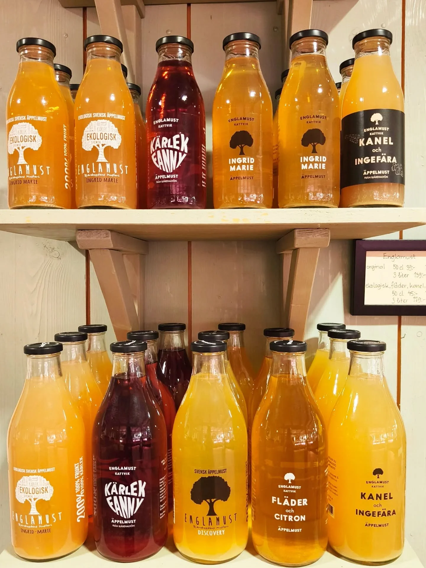 I veckan fick vi leverans fr&aring;n @englamust 👌🍎

Tv&aring; &aring;terkomsten in p&aring; hyllorna! K&auml;rlek och kanel/ingef&auml;ra 😋

V&auml;lkomna till oss i butiken!

#g&aring;rdsbutik #godatillbeh&ouml;r